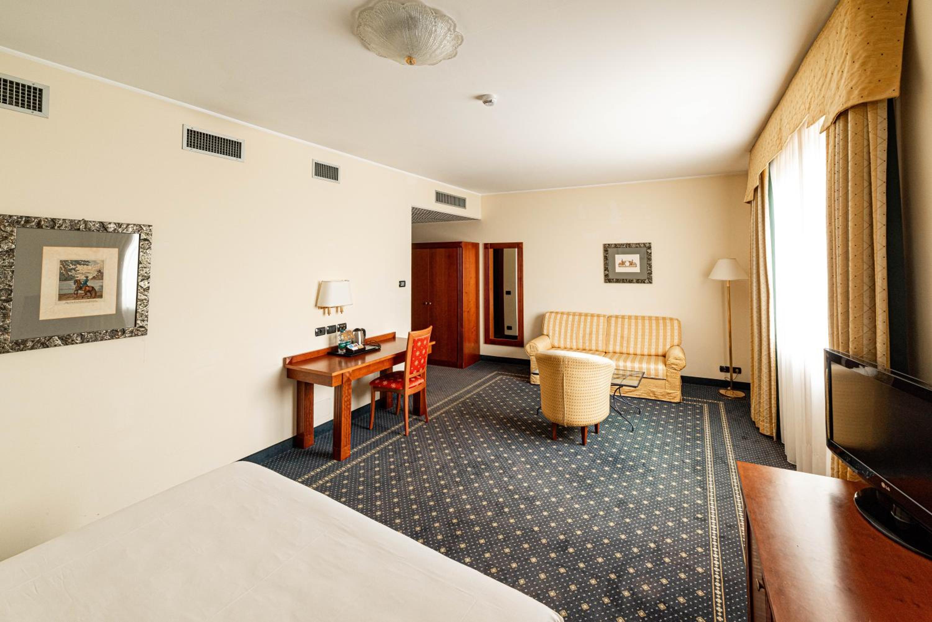 Deluxe Room - Photo 3