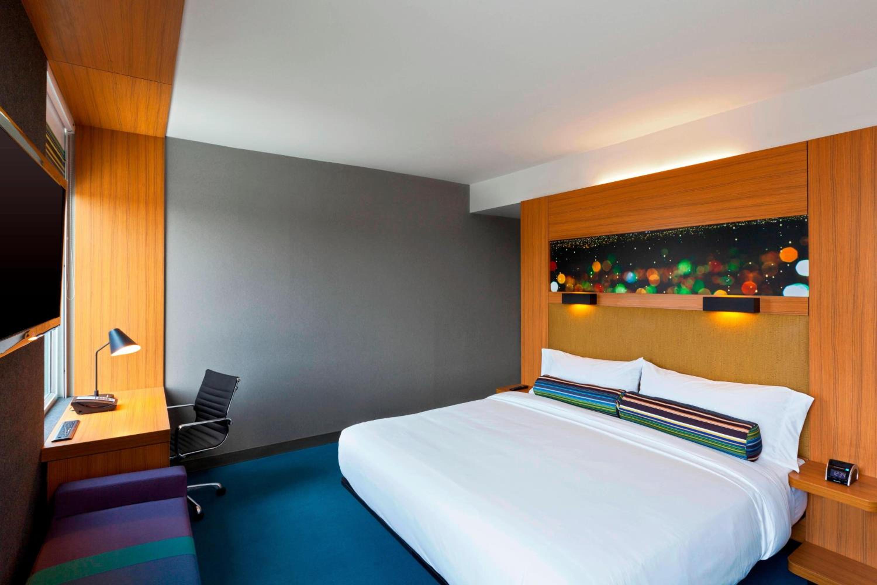 Aloft Guest Room, Guest room, 1 King - Photo 11
