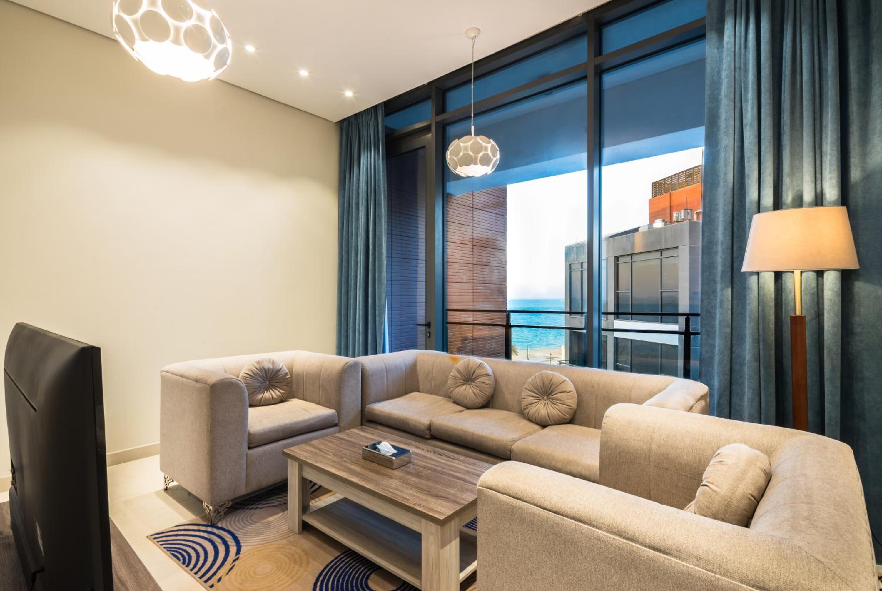 Deluxe Suite with Partial Sea View photo 2