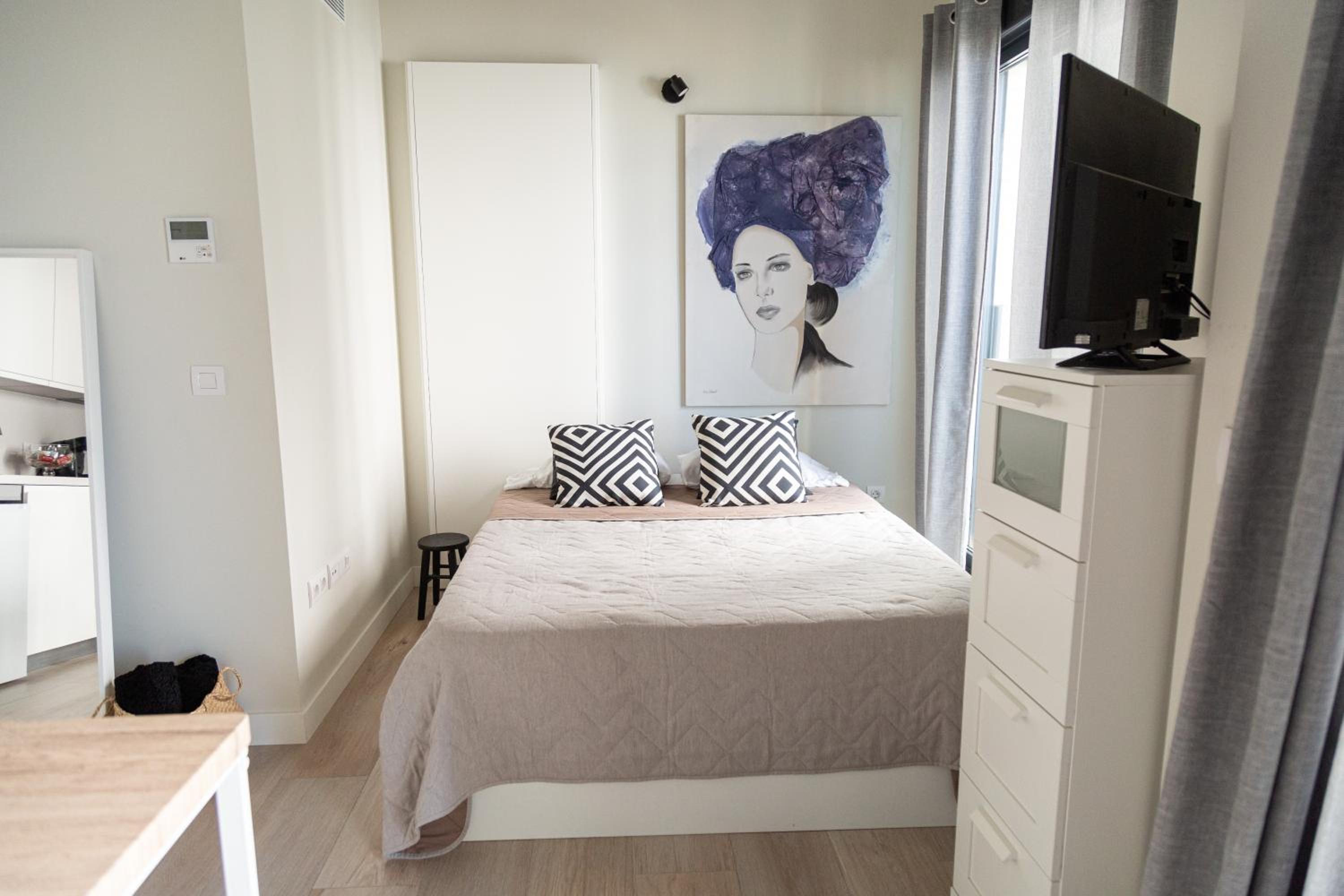 One-Bedroom Apartment photo 2