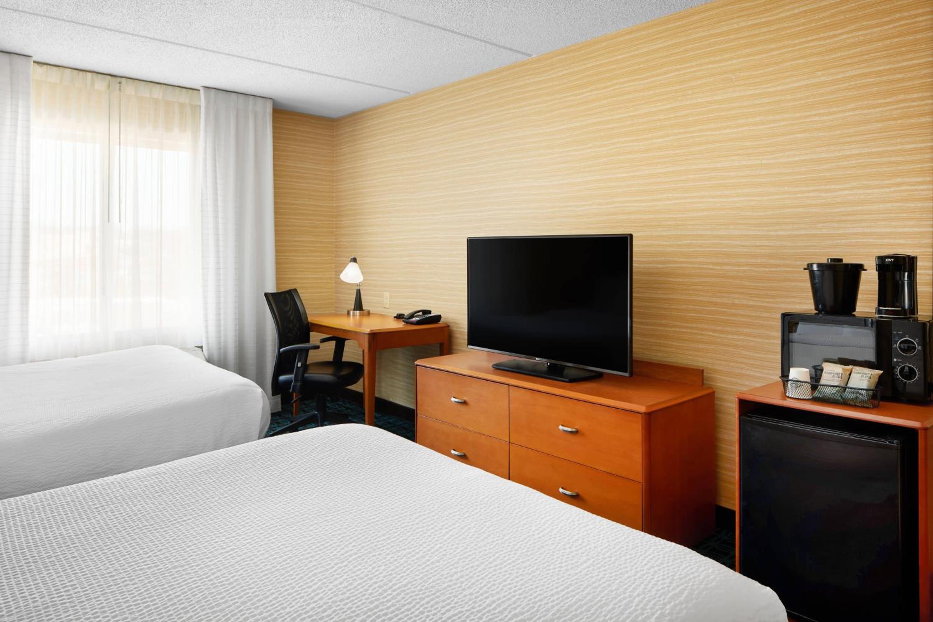 Queen Room with Two Queen Beds photo 2