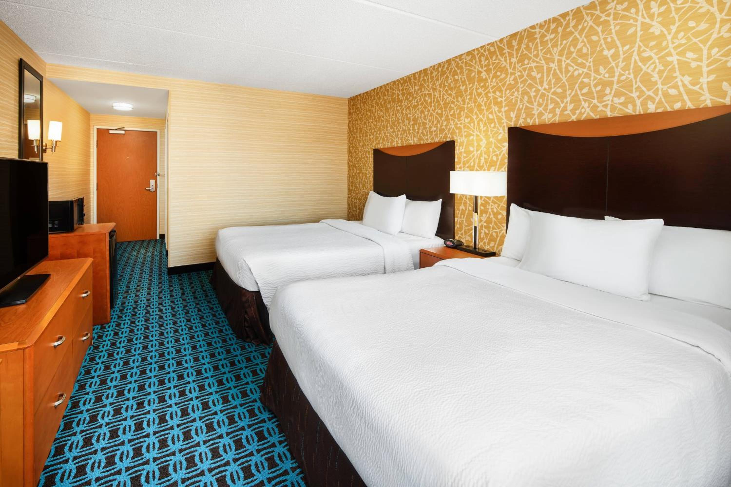 Queen Room with Two Queen Beds photo 3