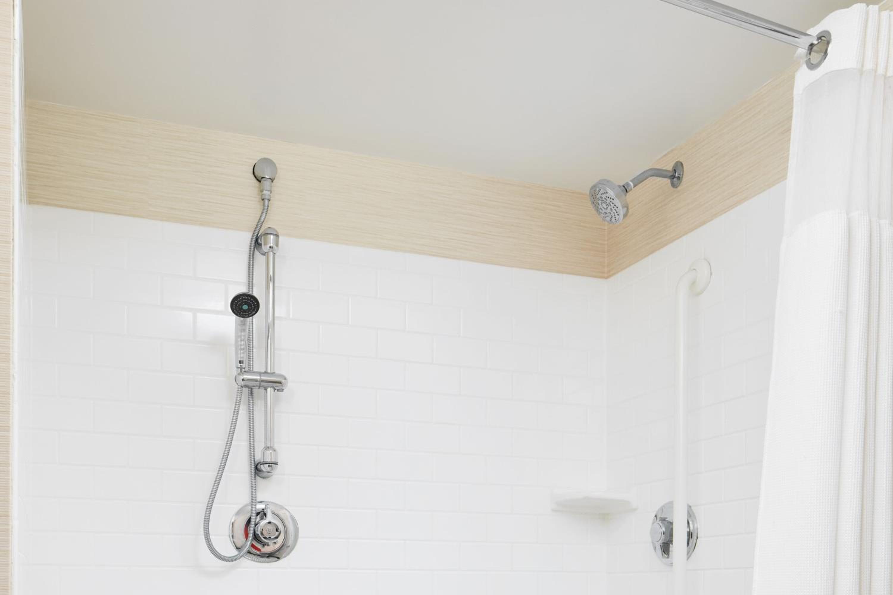 King Room with Adapted Tub - Mobility and Hearing Accessible photo 3