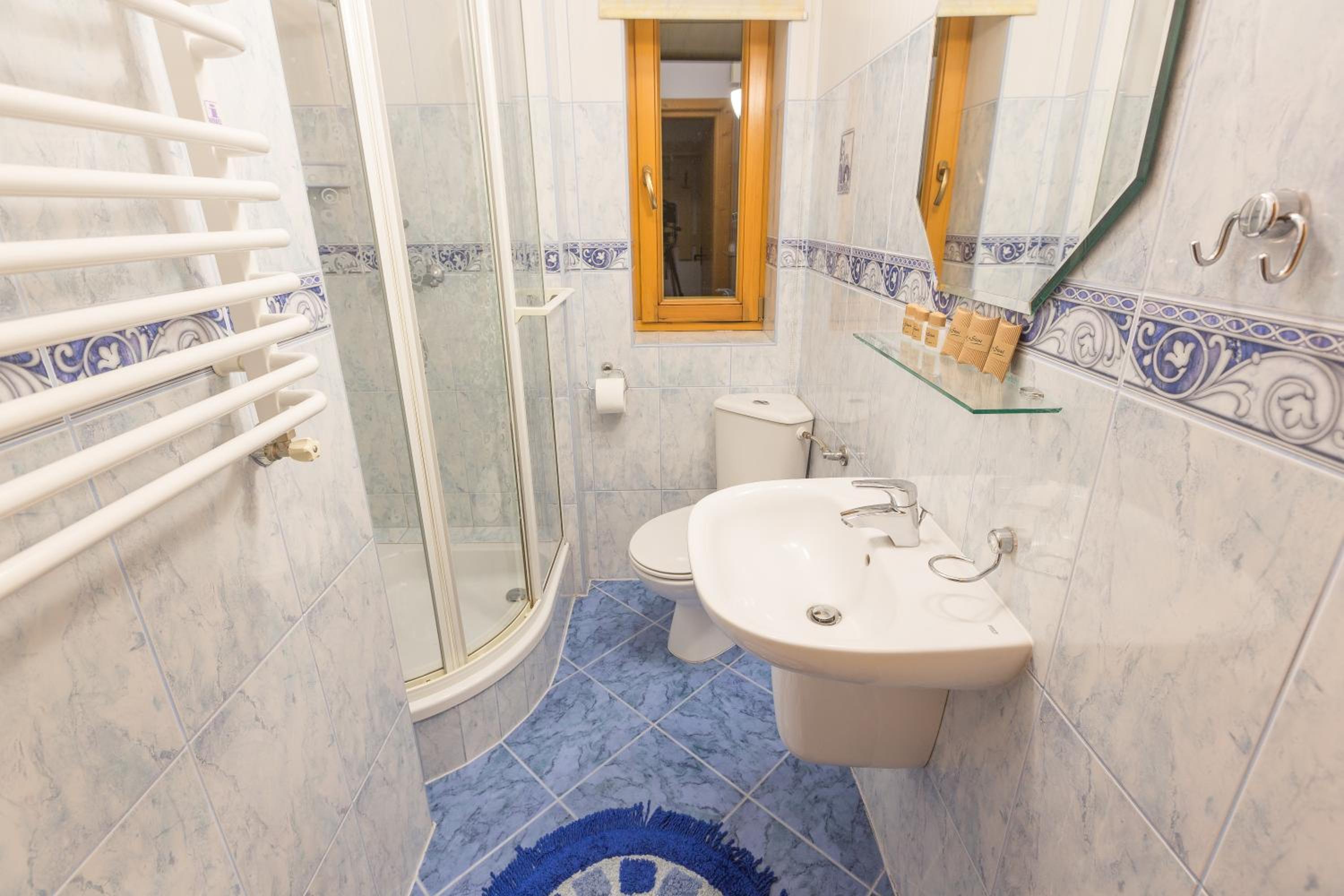 Double Room - Photo 8
