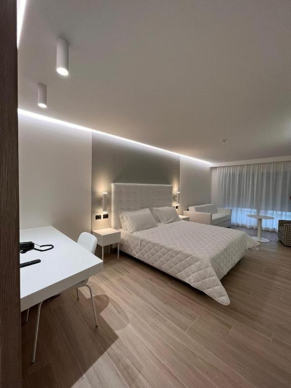Superior Suite with Sea View - Photo 3