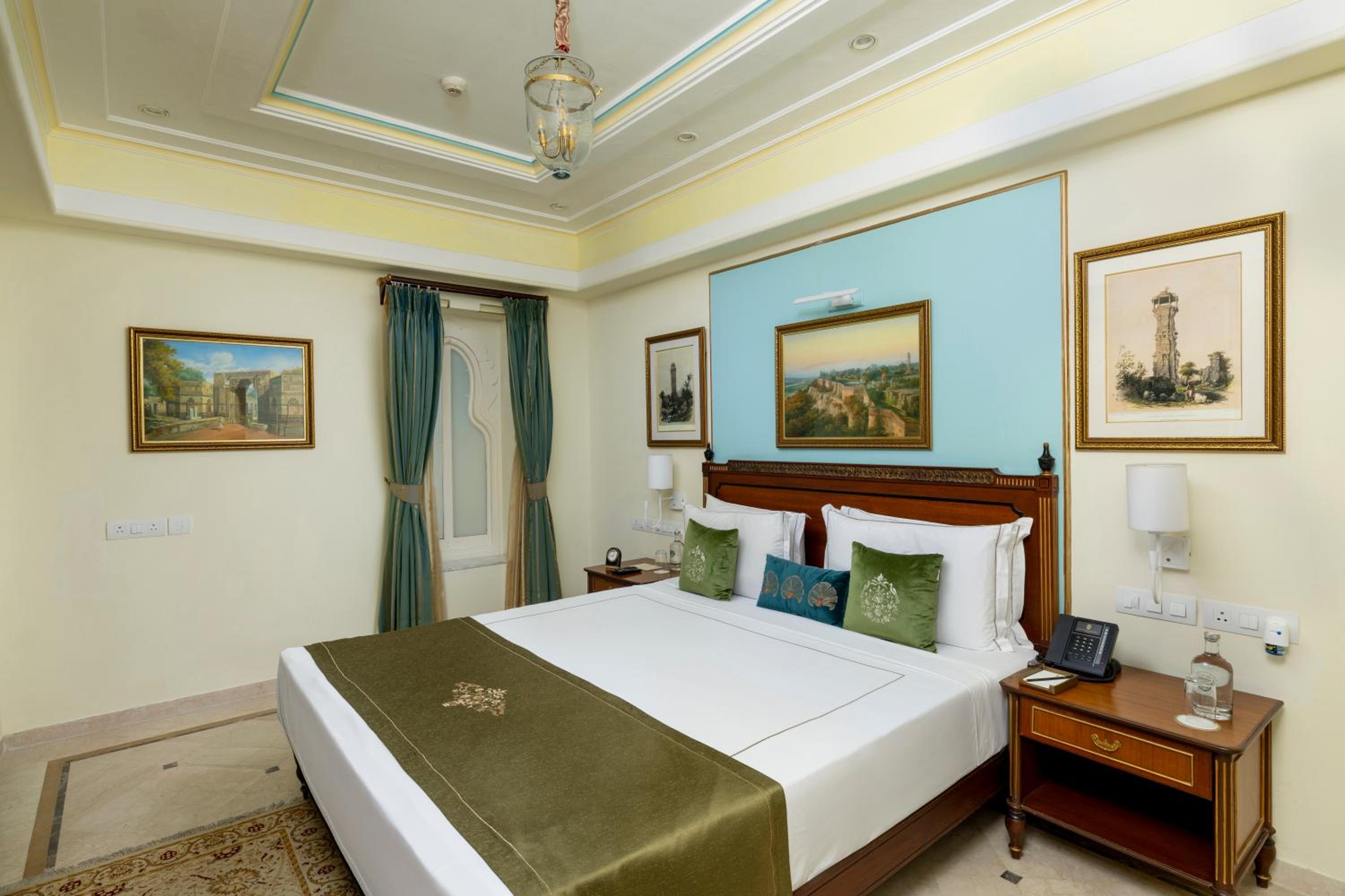 Deluxe Suite Courtyard View