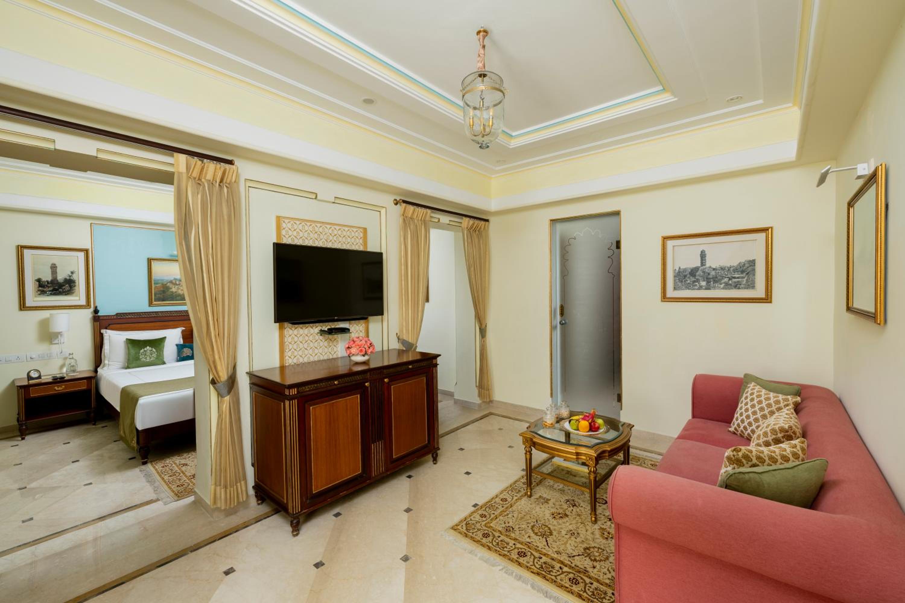Deluxe Suite Courtyard View
