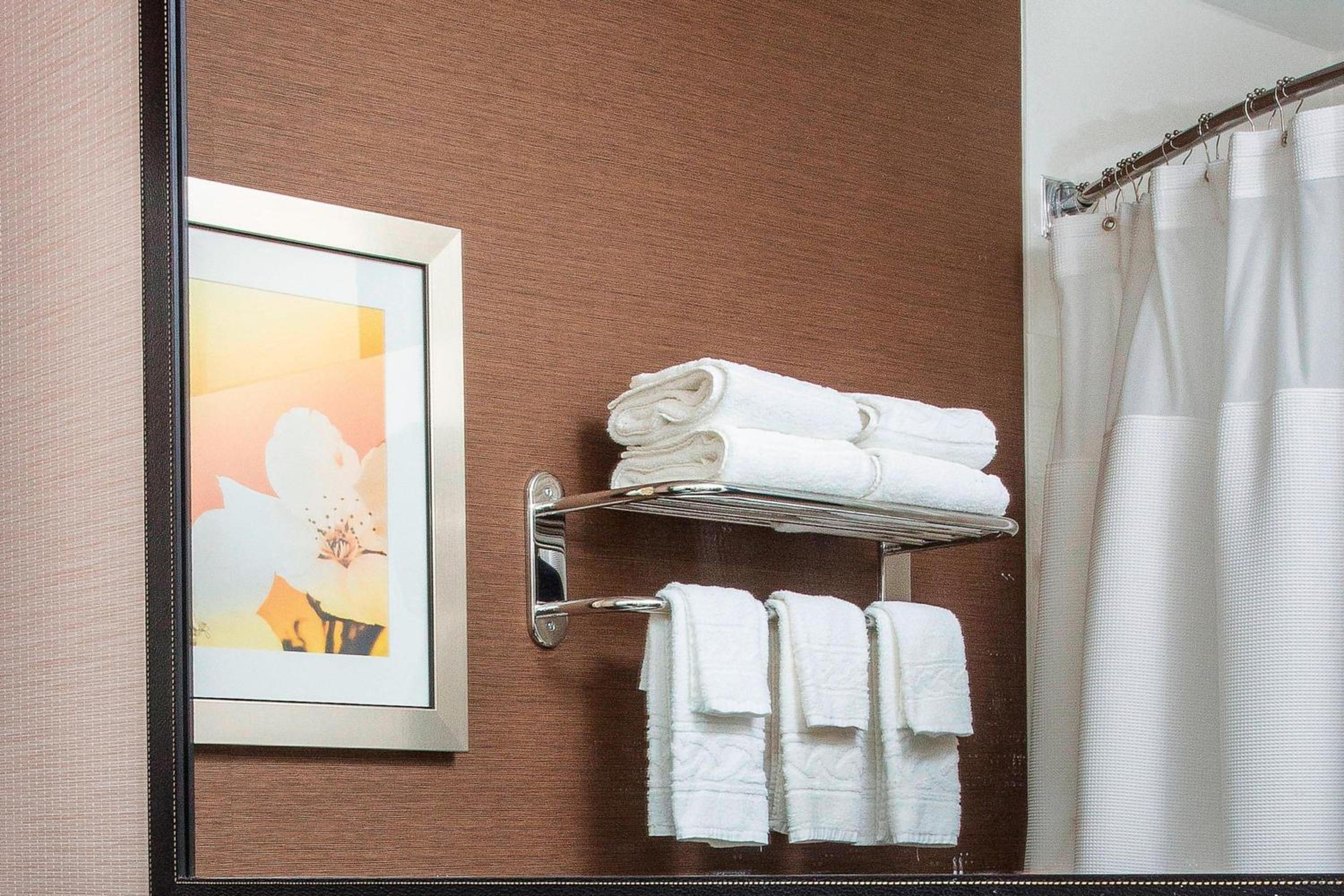 Queen Room with Two Queen Beds - Photo 2