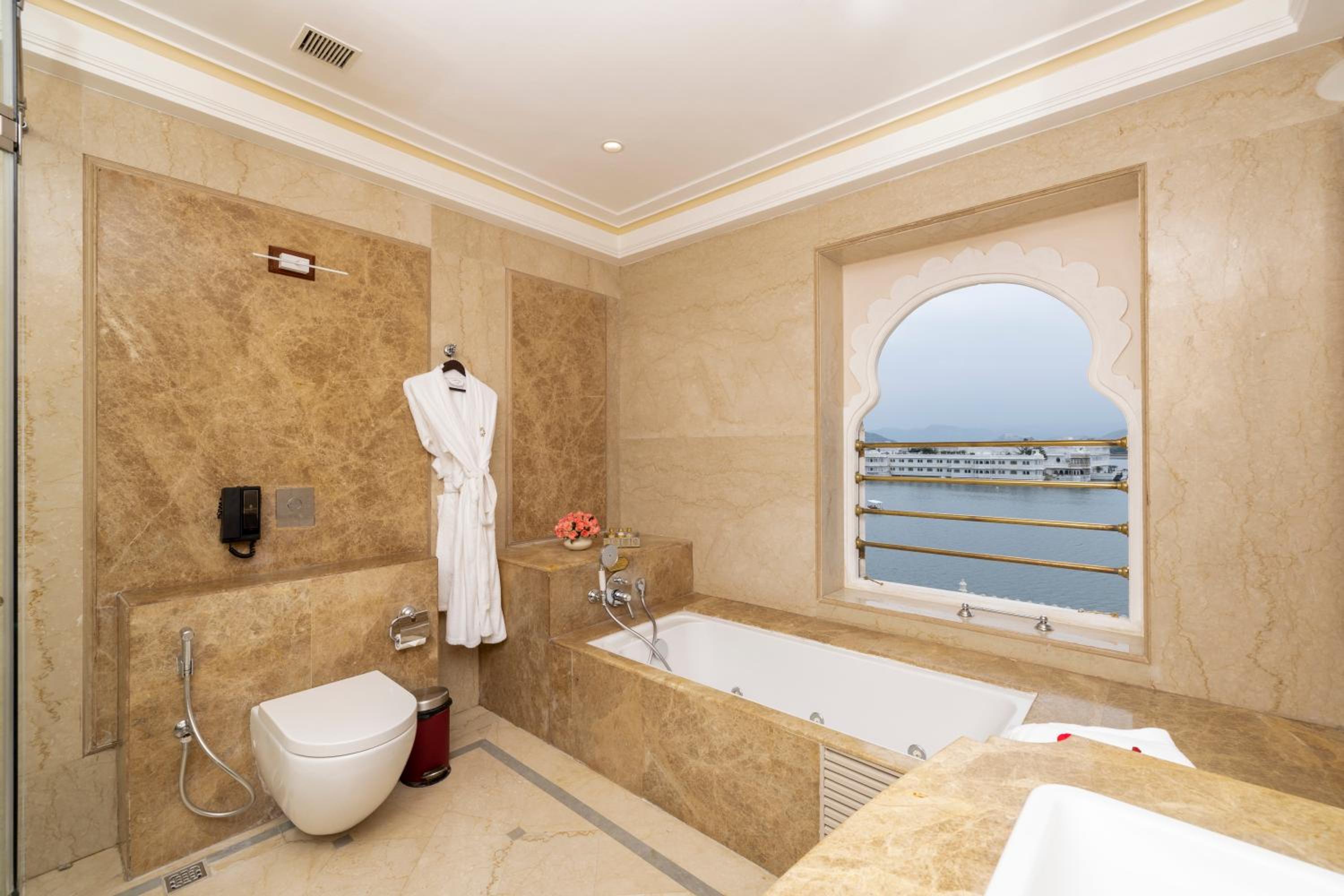 Royal Suite Lake View thumbnail 5