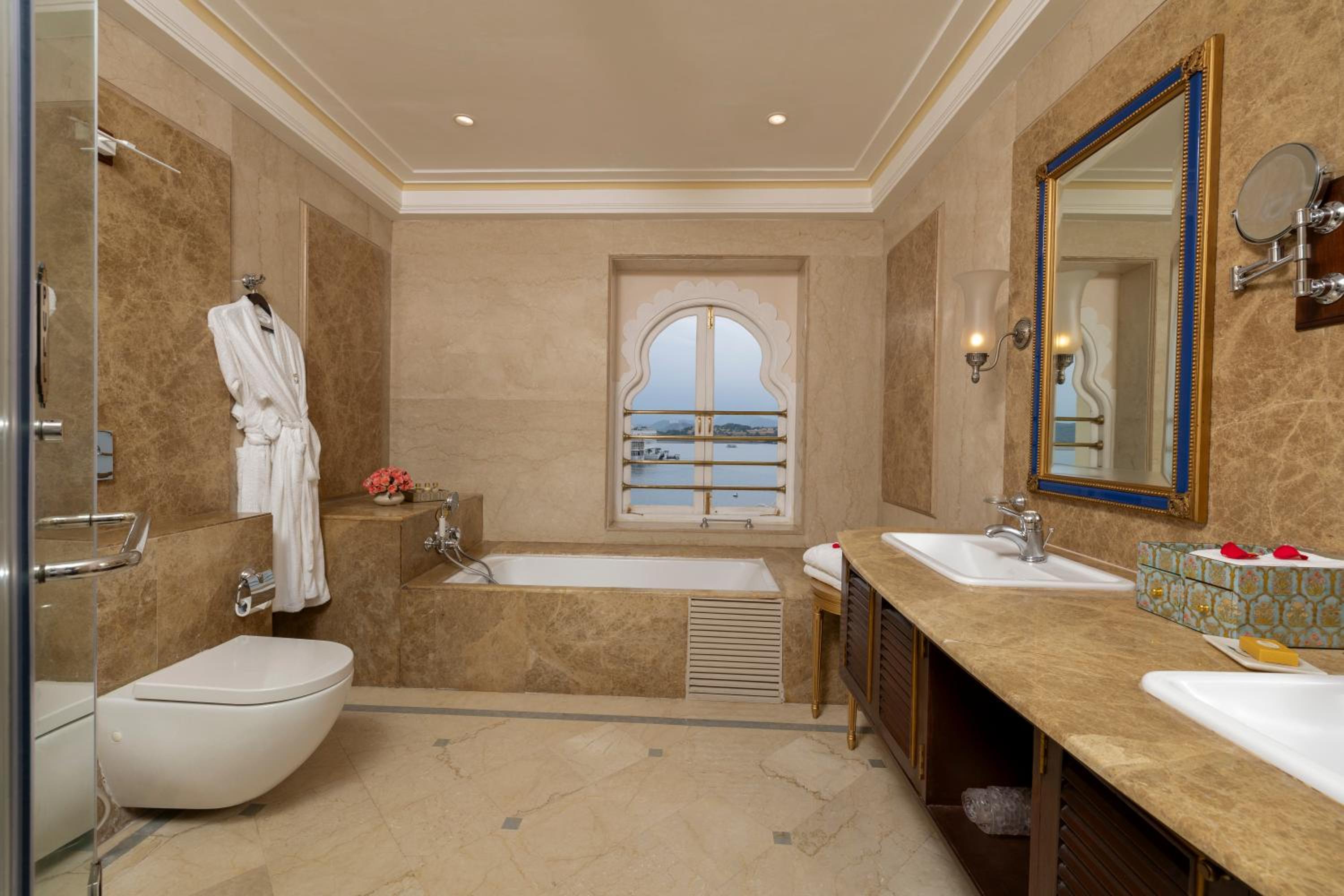 Royal Suite Lake View thumbnail 6