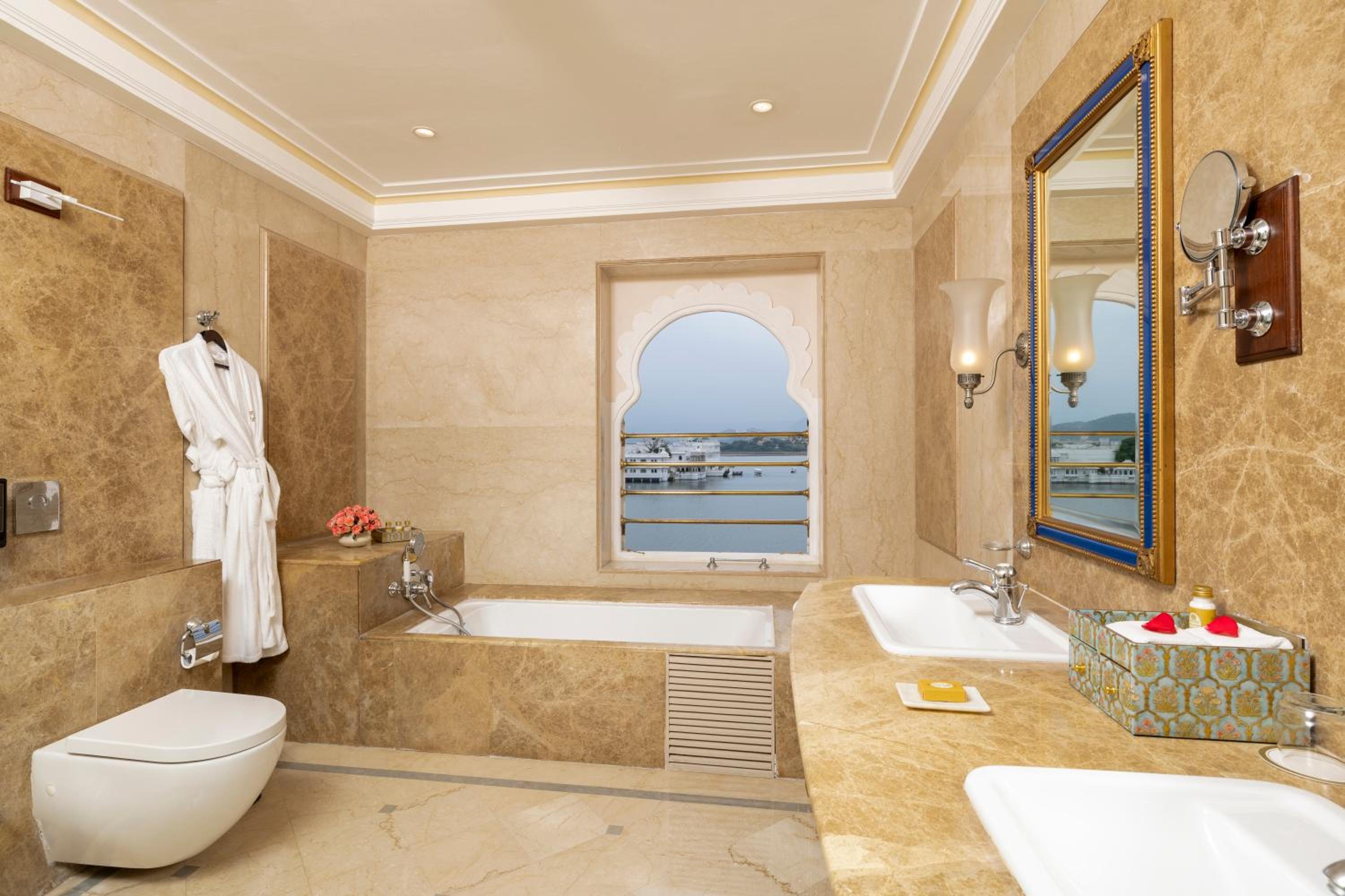 Royal Suite Lake View thumbnail 6