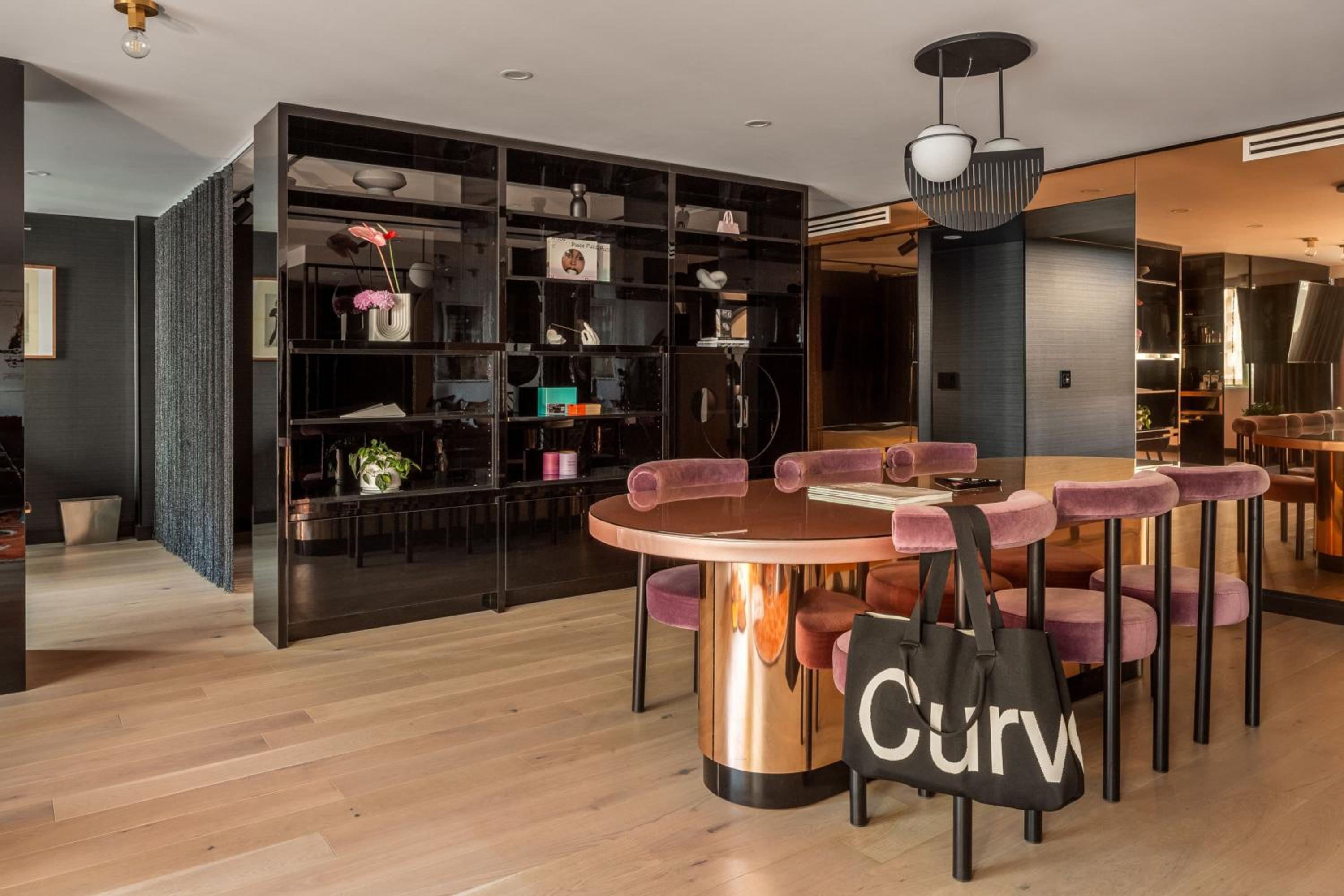 Wow, Suite, 1 King, City View