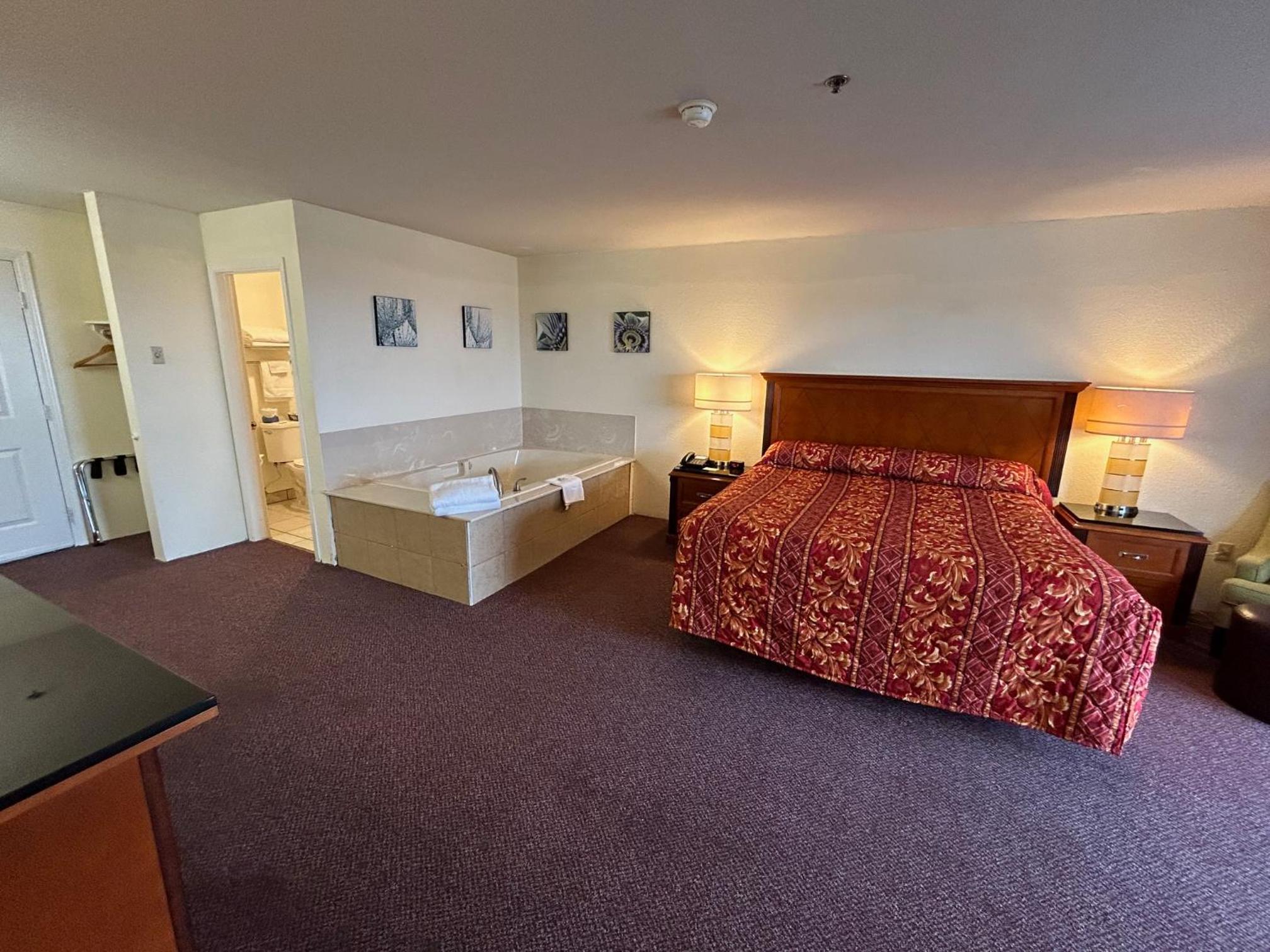 Deluxe King Room - Photo 1