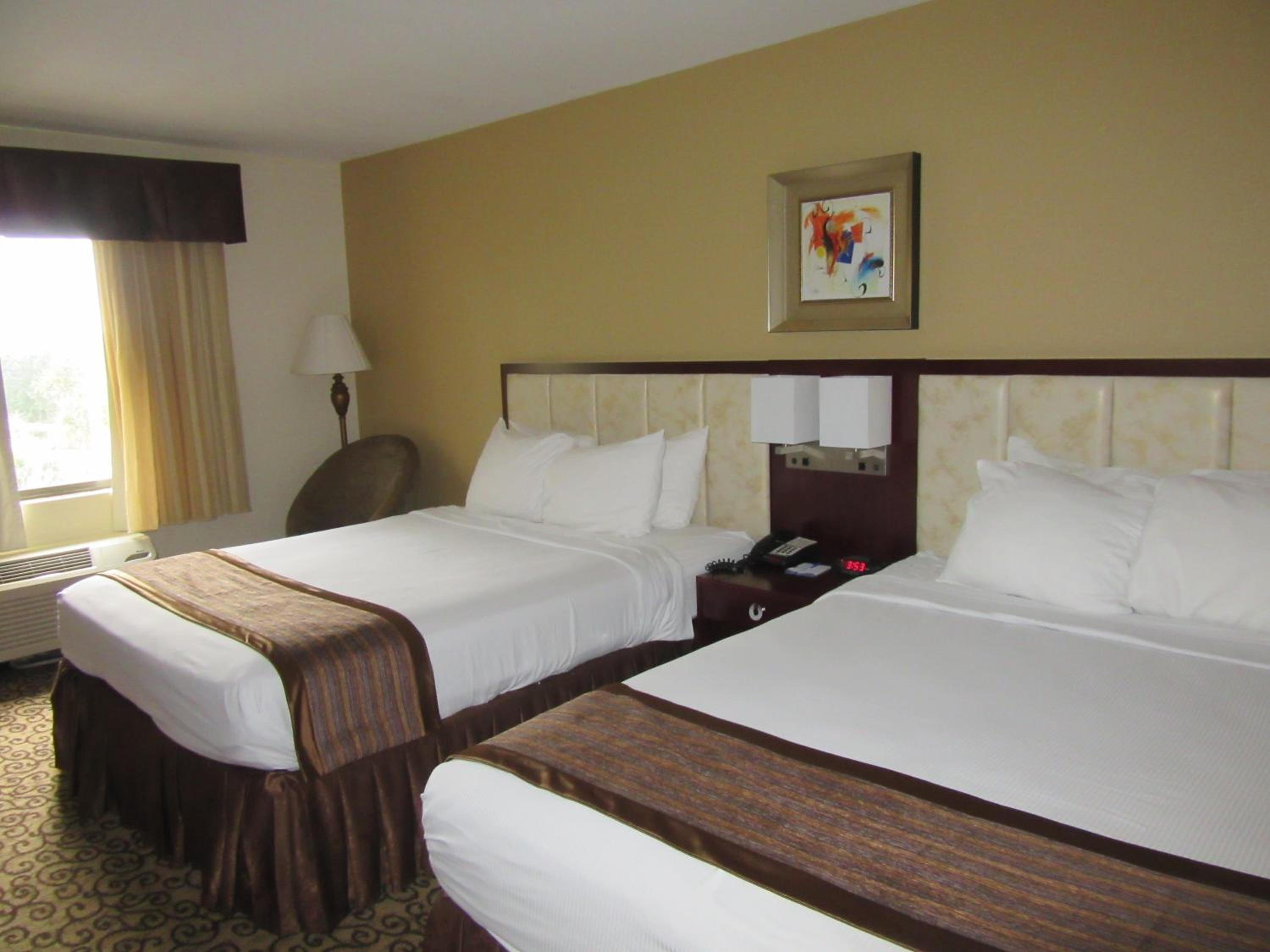 Queen Room with Two Queen Beds - Non-Smoking - Photo 1