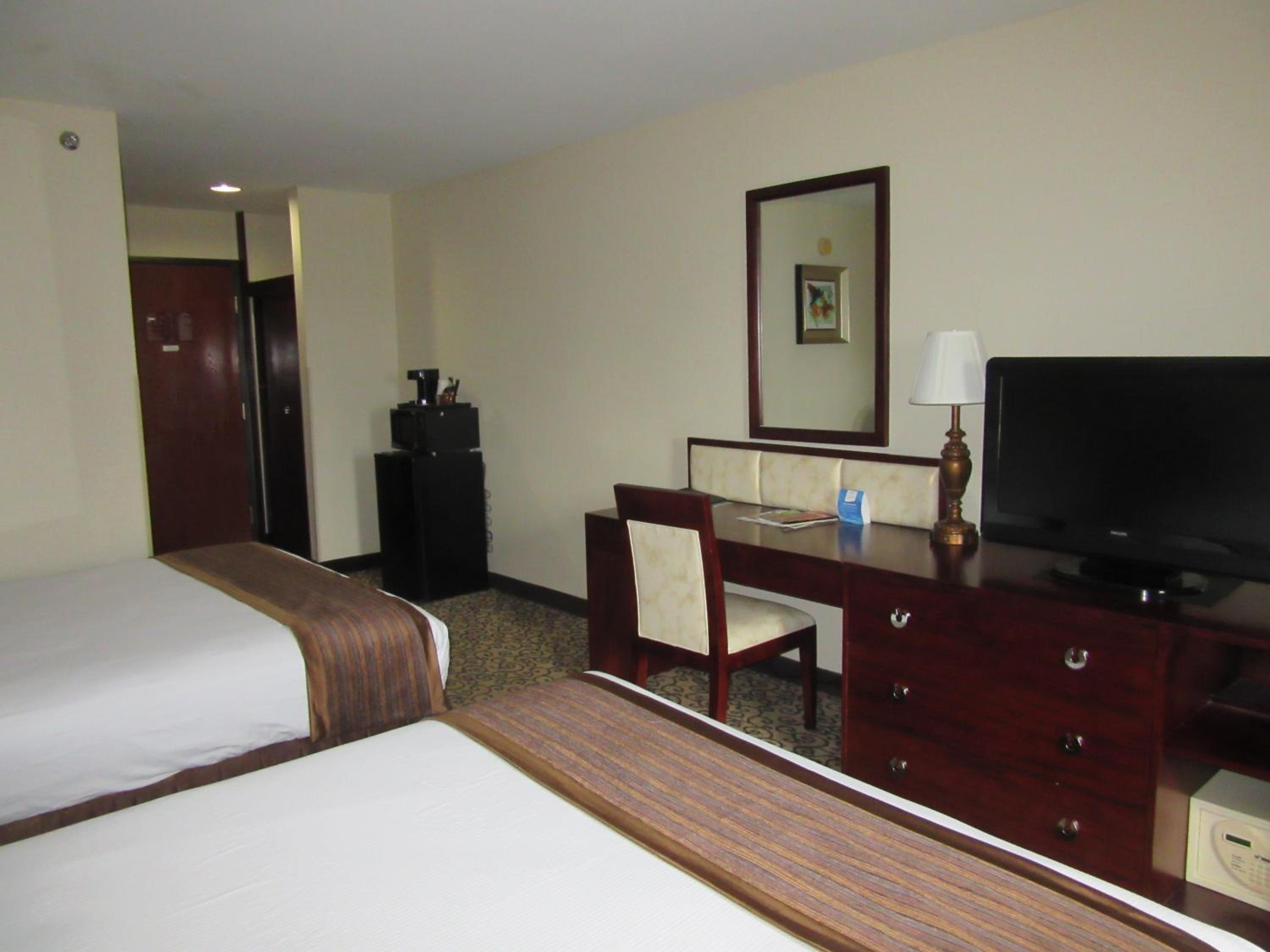 Queen Room with Two Queen Beds - Non-Smoking - Photo 8