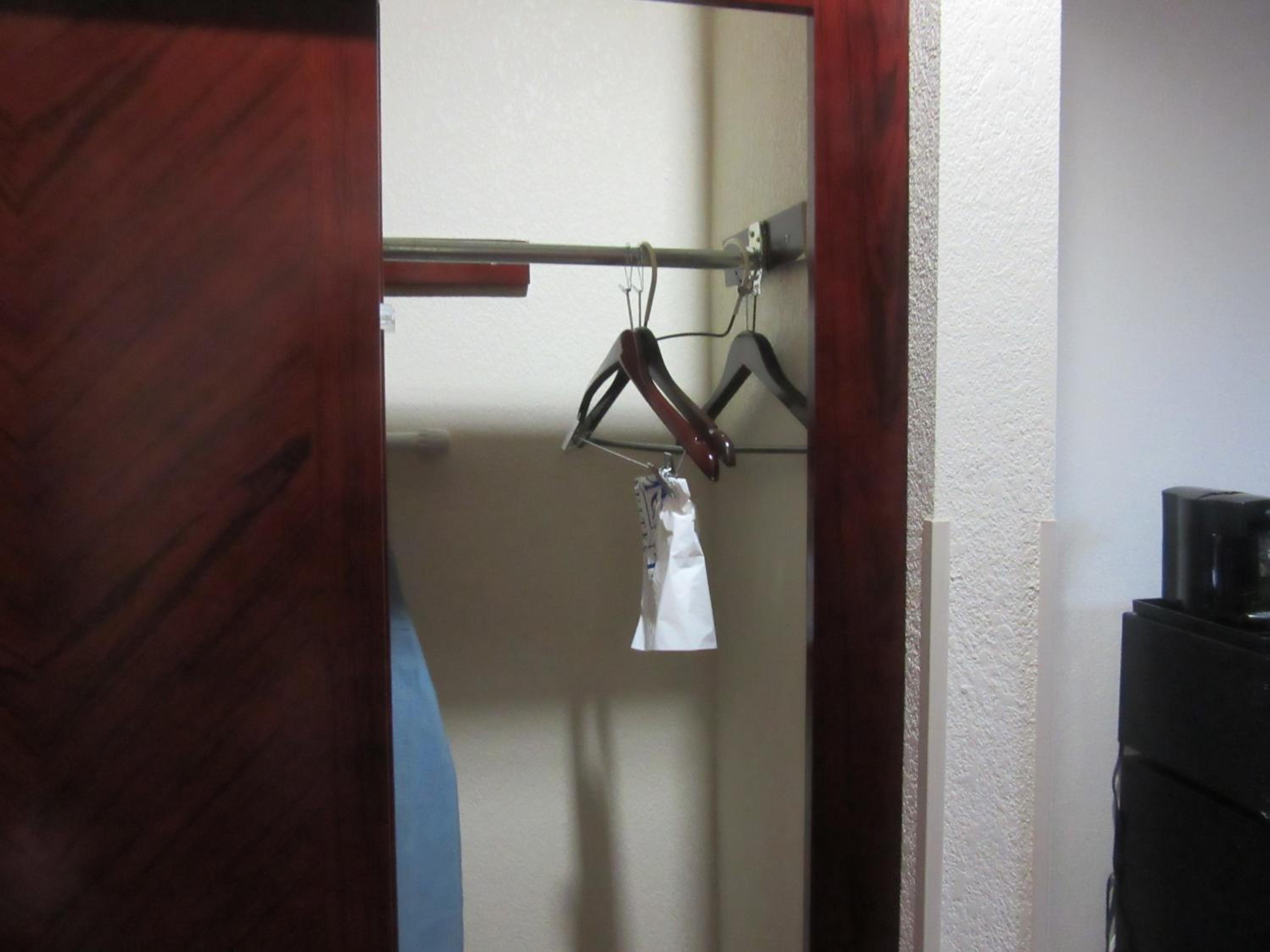 King Room - Non-Smoking - Photo 8