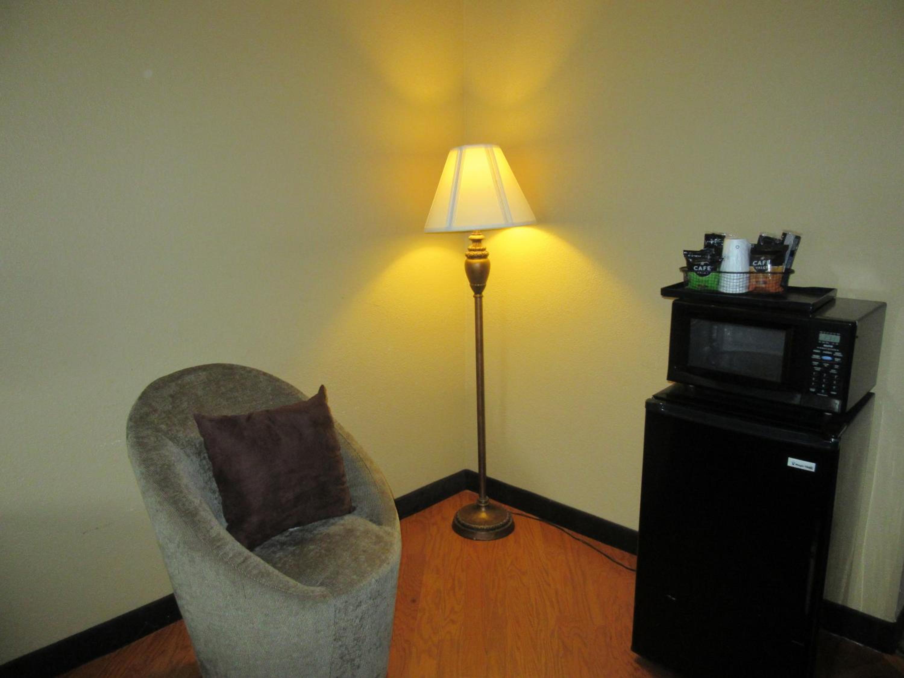 King Room - Non-Smoking - Photo 2