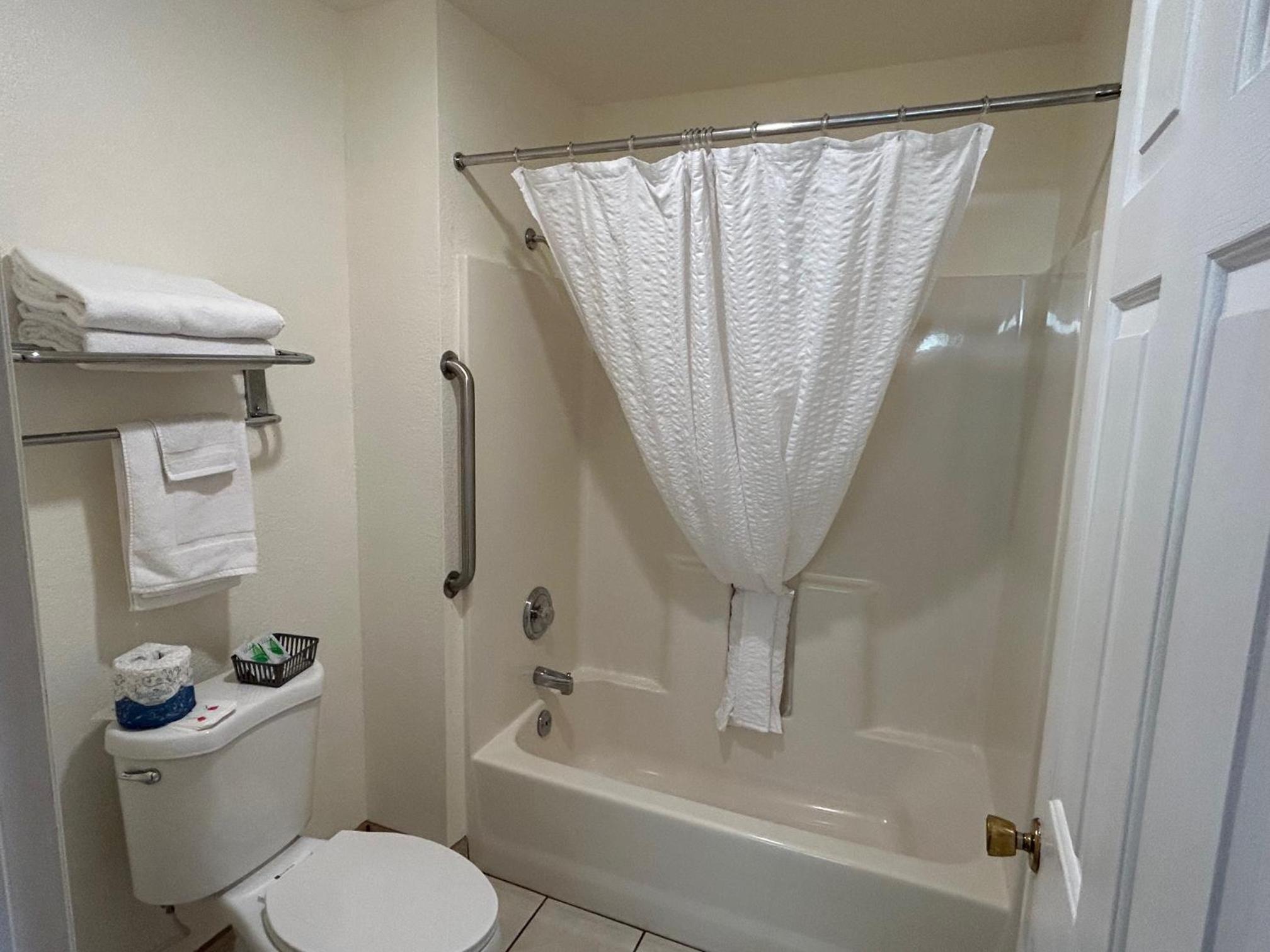 Deluxe King Room - Photo 4