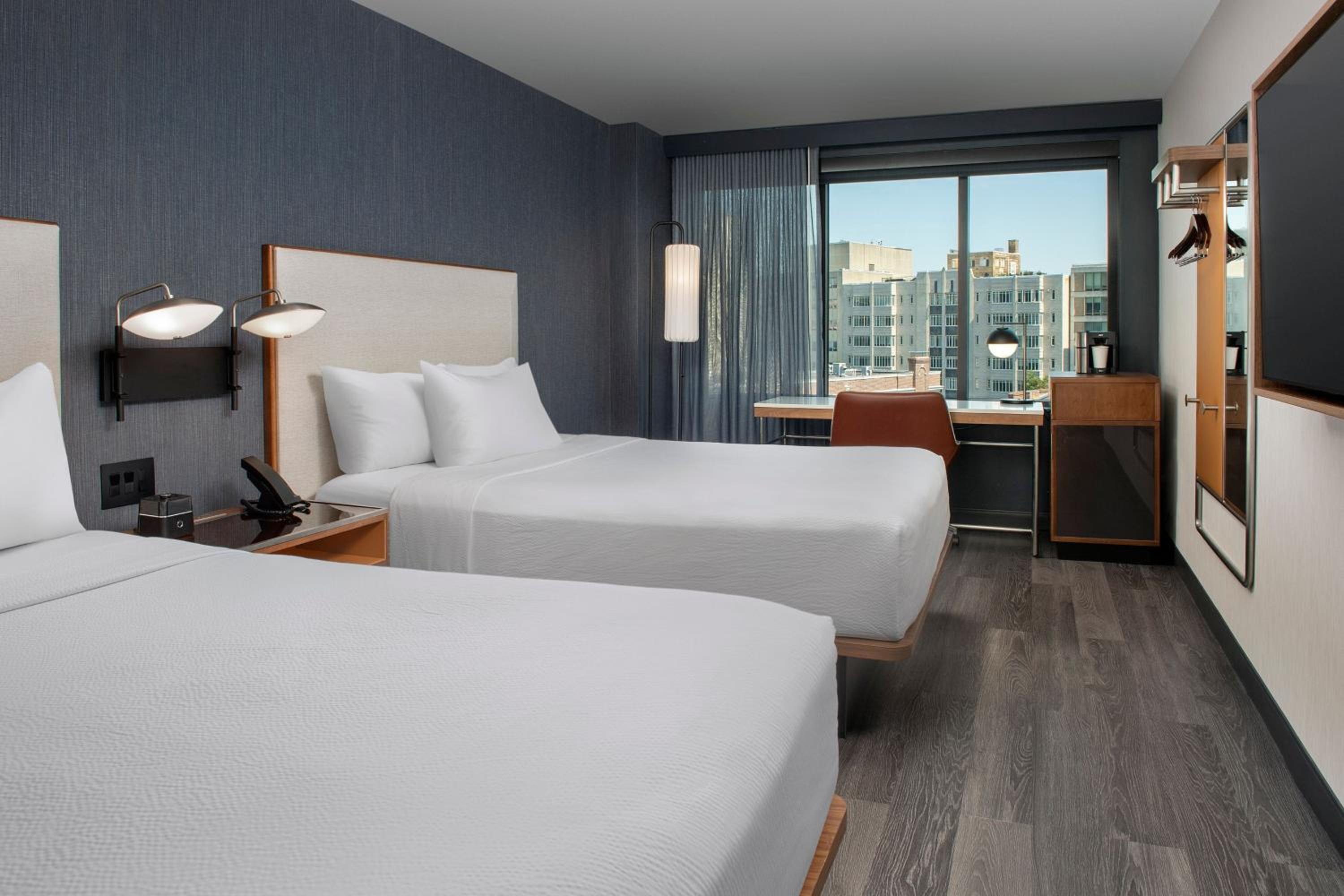 Queen Room with Two Queen Beds - High Floor - Photo 11
