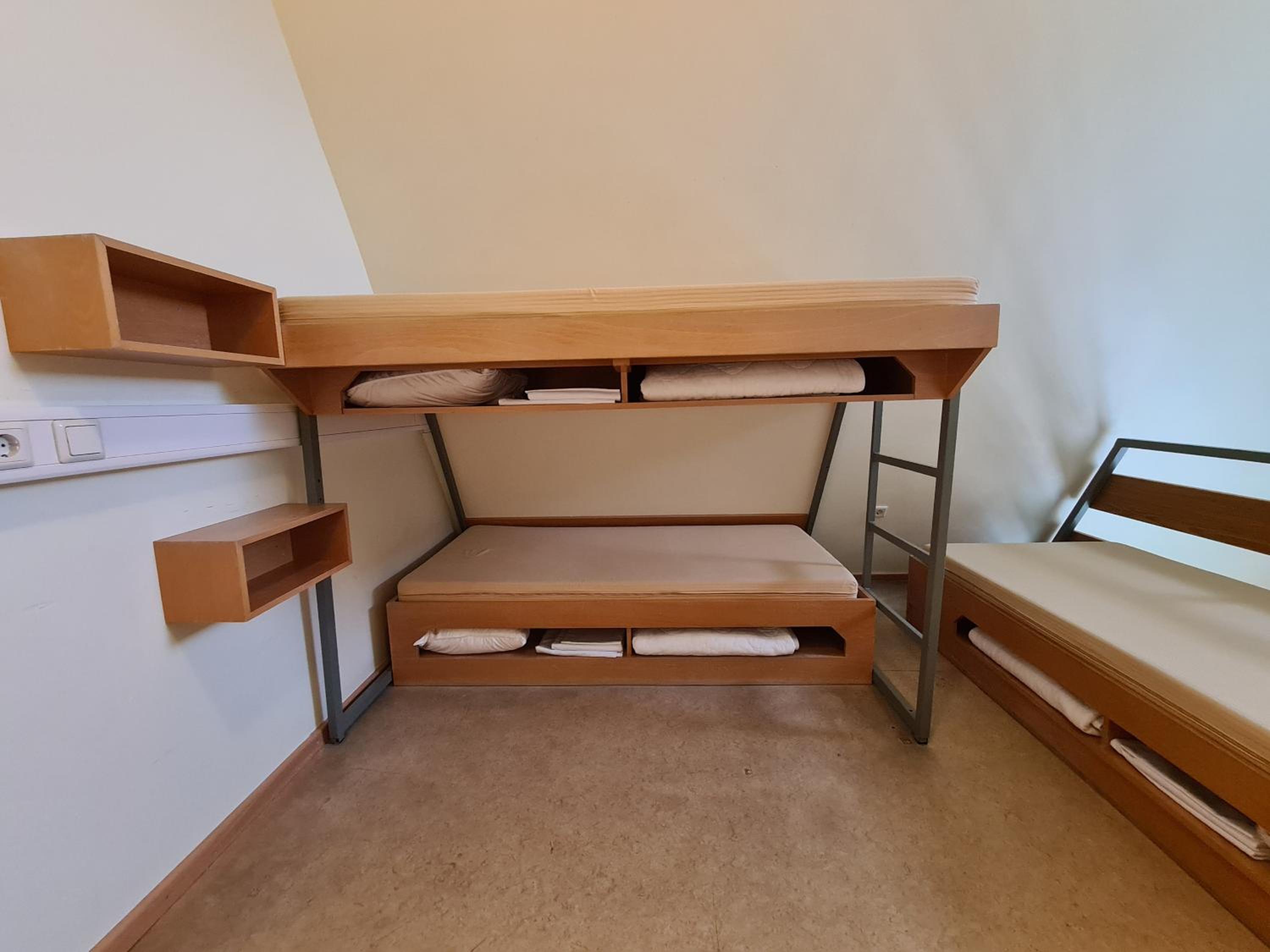 6-Bed Room with Shared Bathroom photo 2