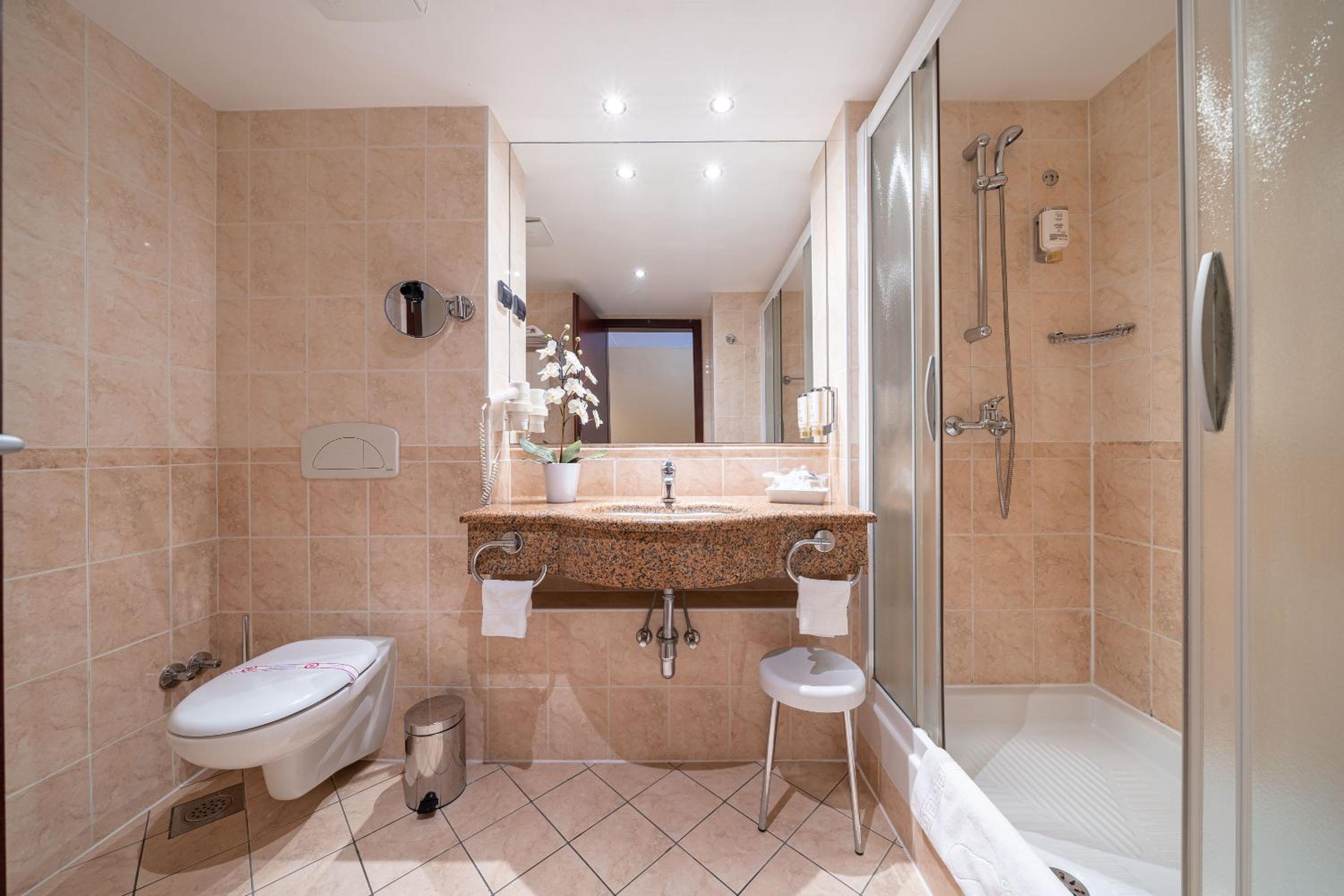 Double or Twin Room with Balcony and  Sea View - Photo 2