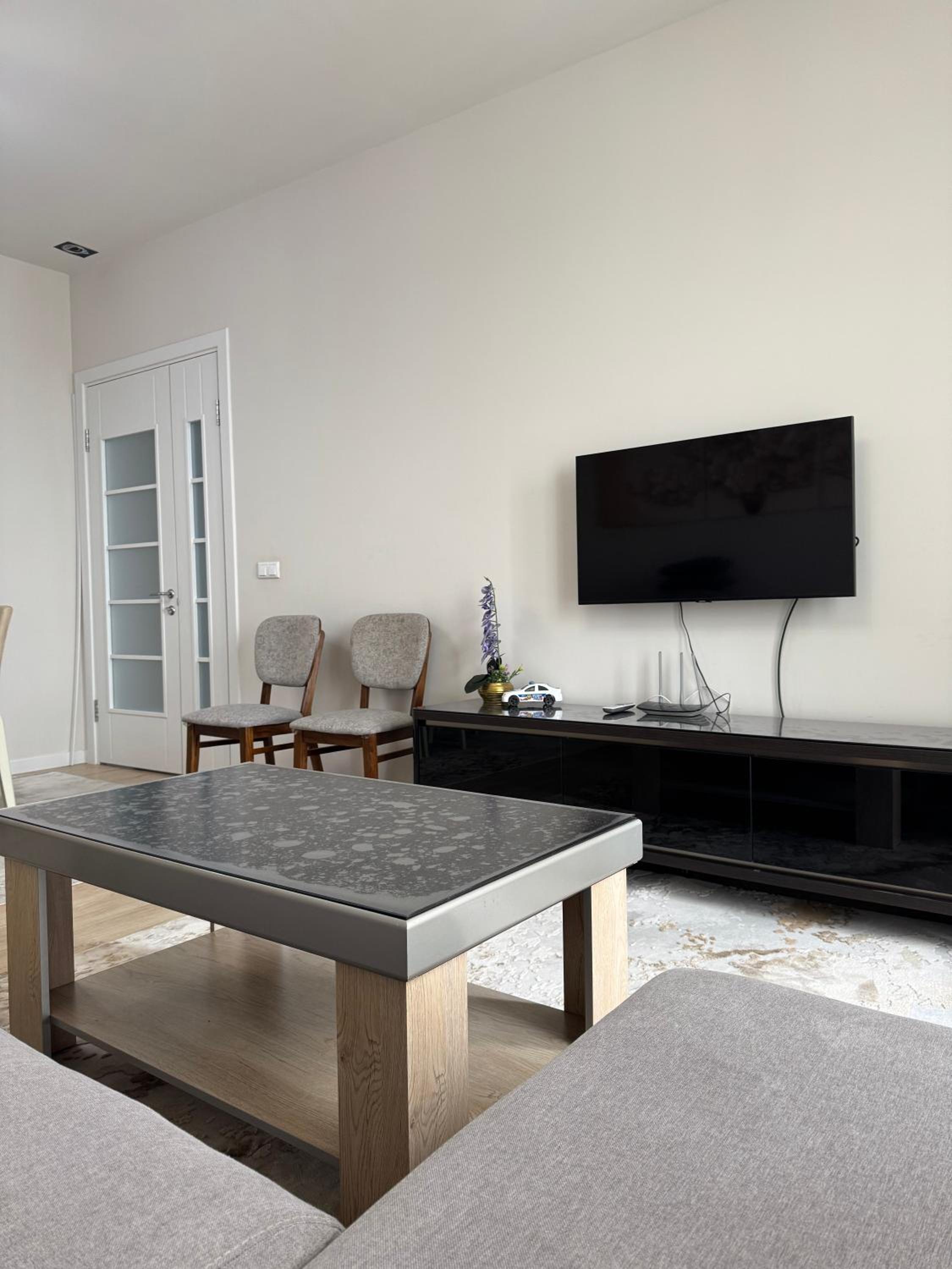 Deluxe One-Bedroom Apartment with City View photo 1