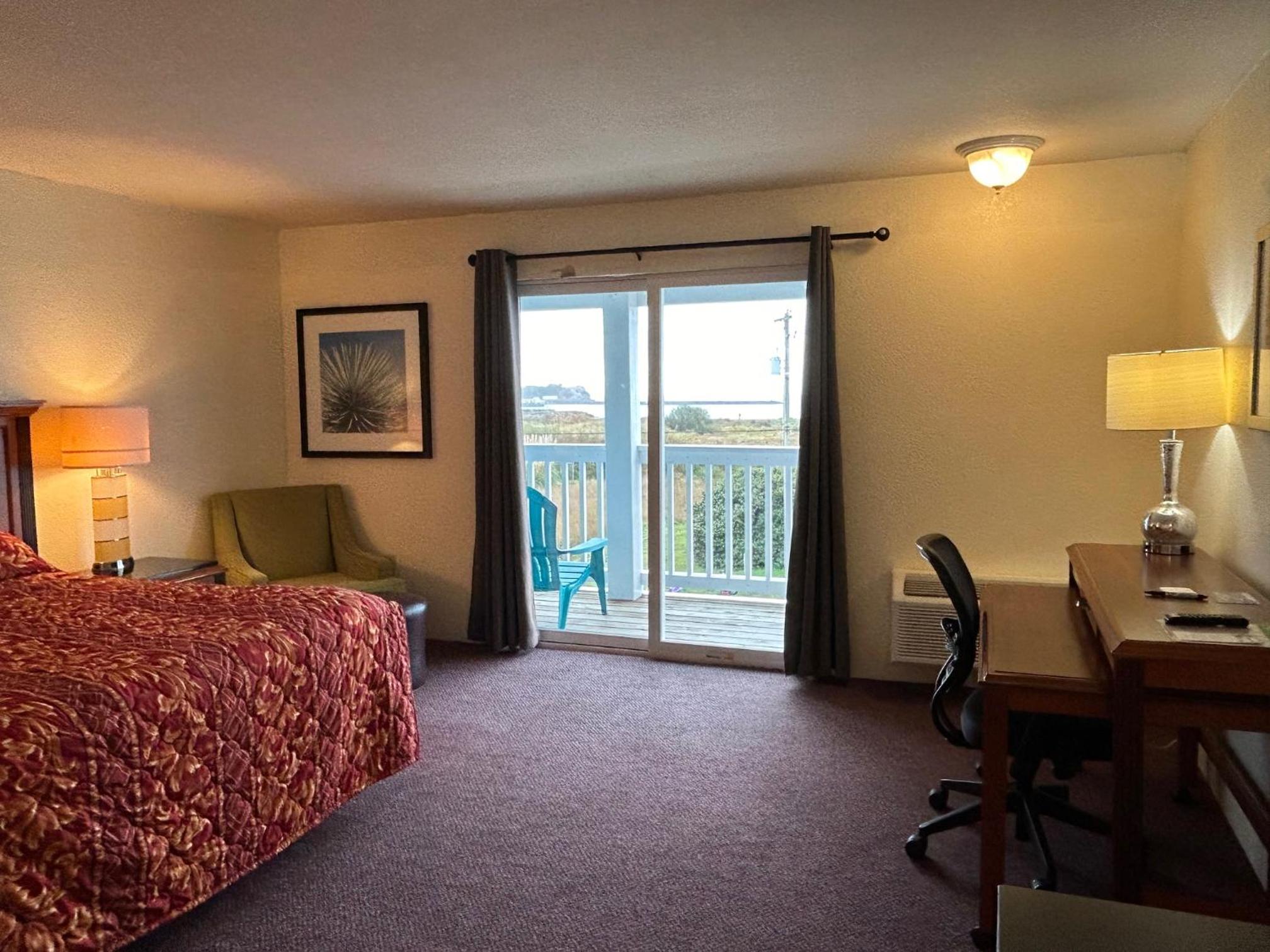 Deluxe King Room - Photo 3