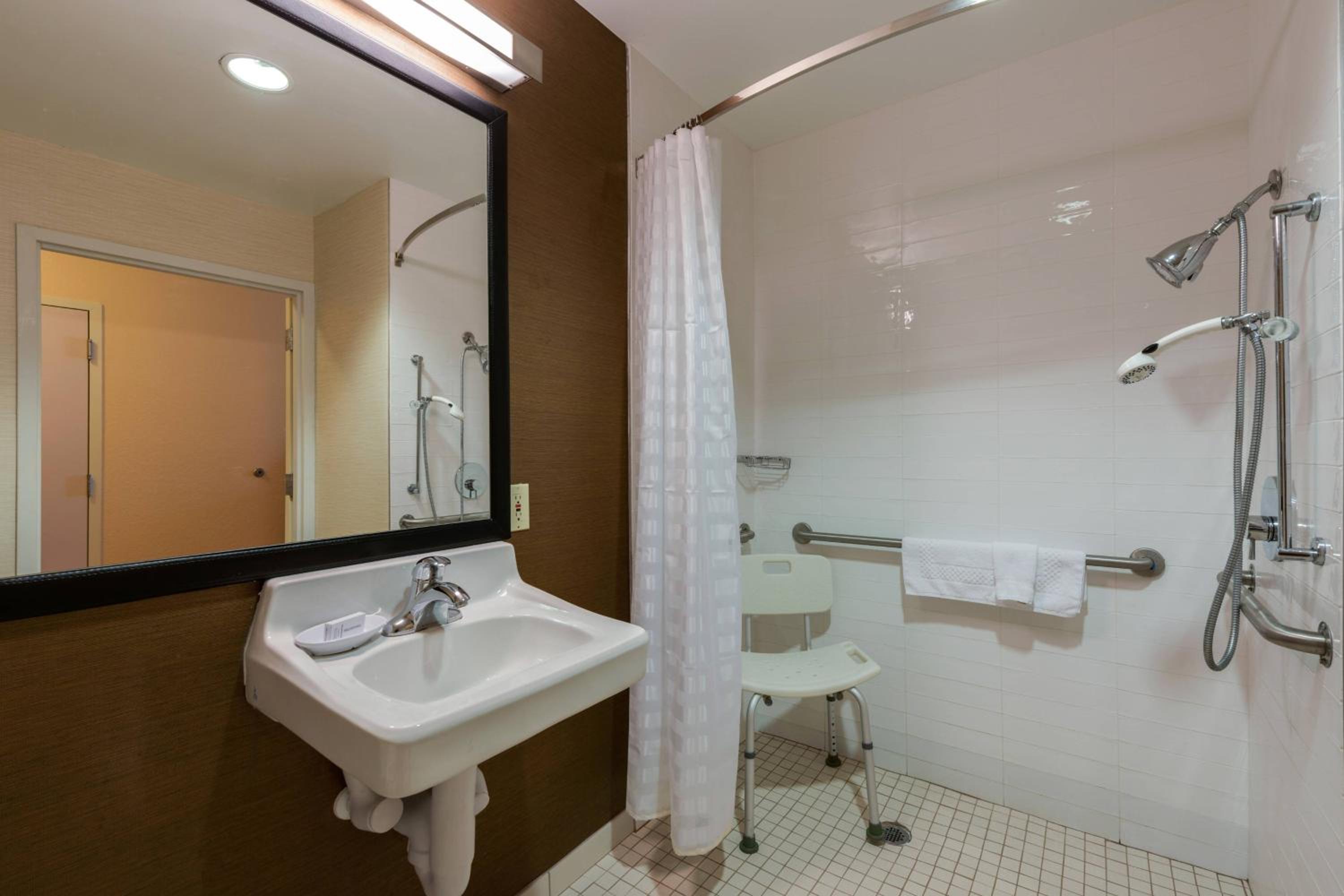 Queen Room with Two Queen Beds - Hearing Accessible - Photo 9