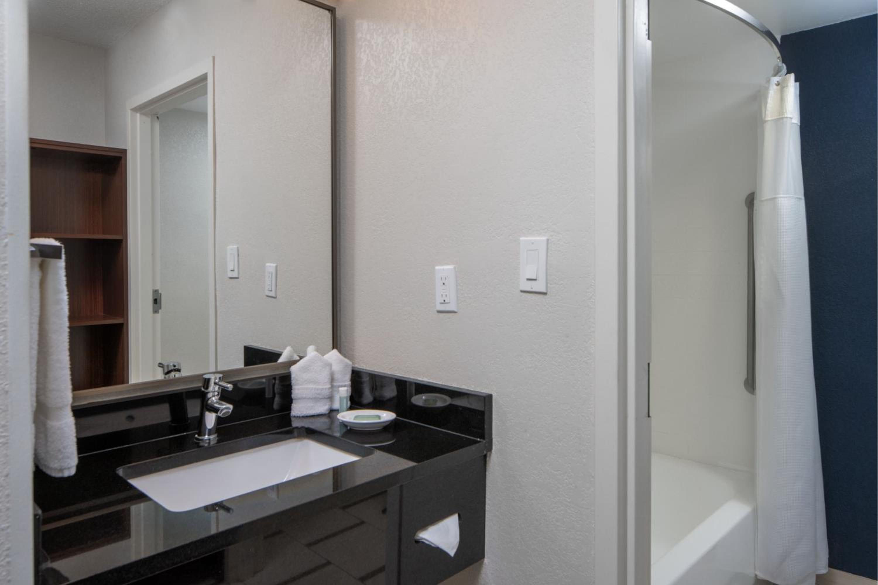 King Room with Adapted Tub - Mobility Accessible - Photo 4