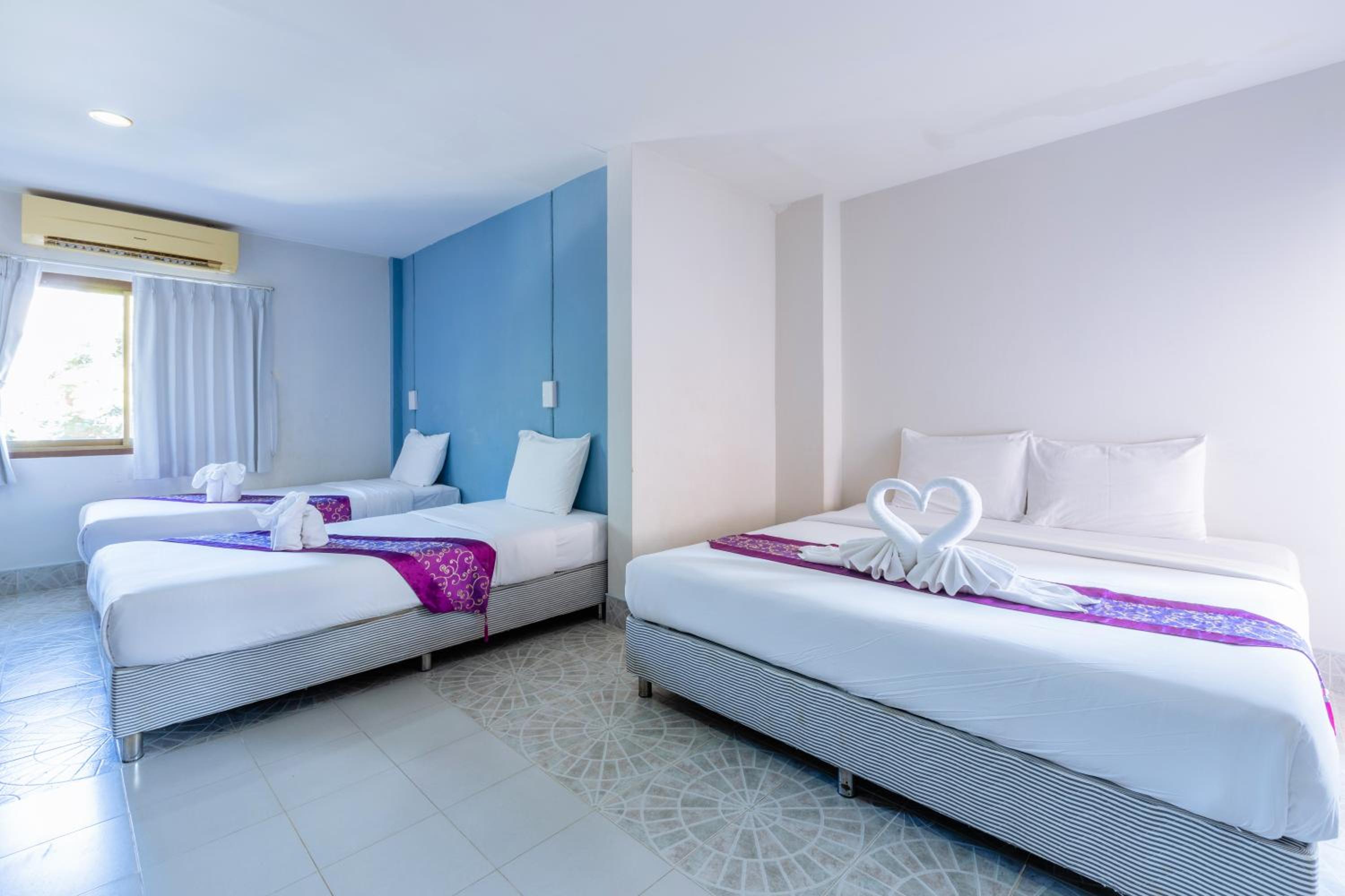 Quadruple Room with Balcony - Photo 1