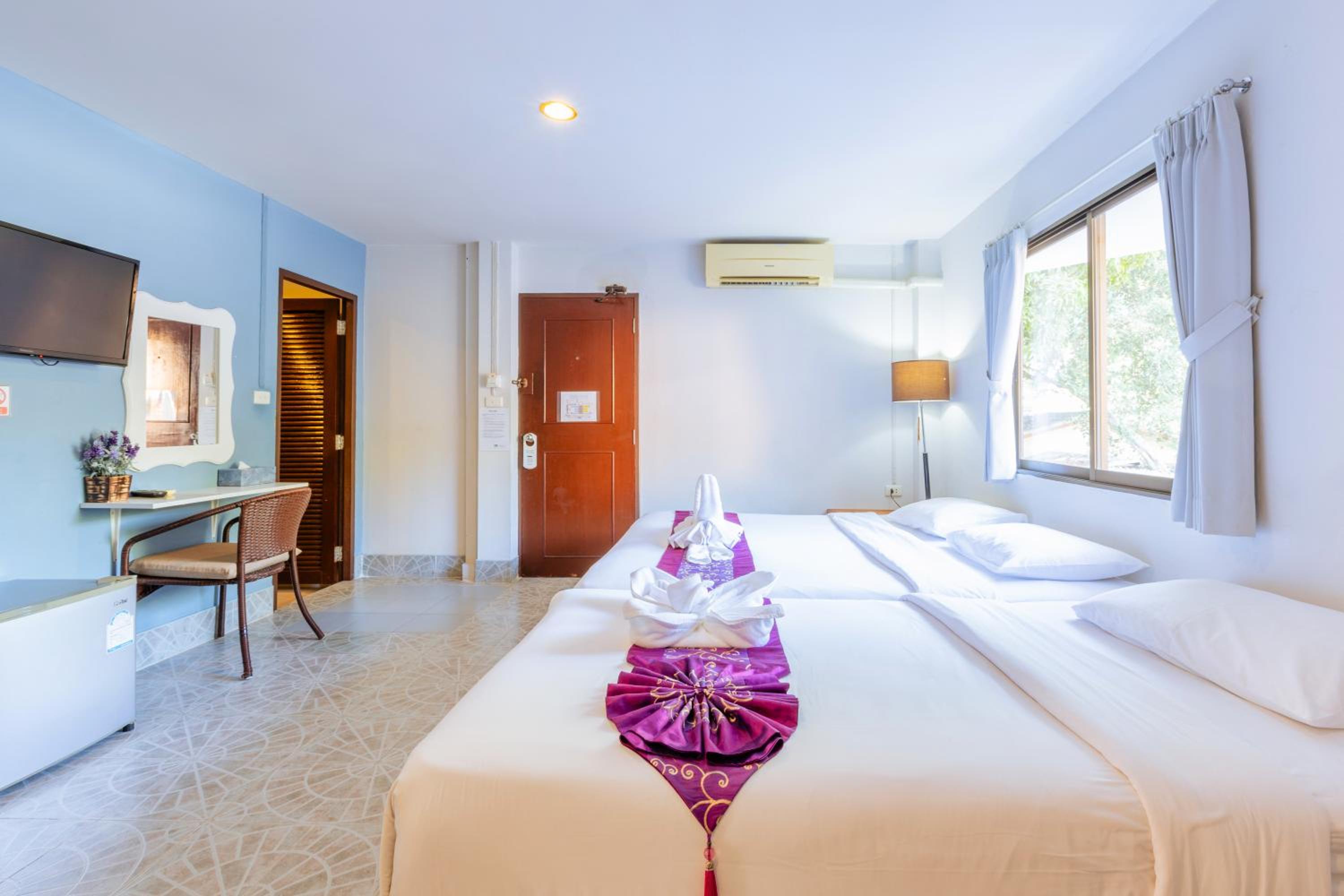 Quadruple Room with Balcony - Photo 5