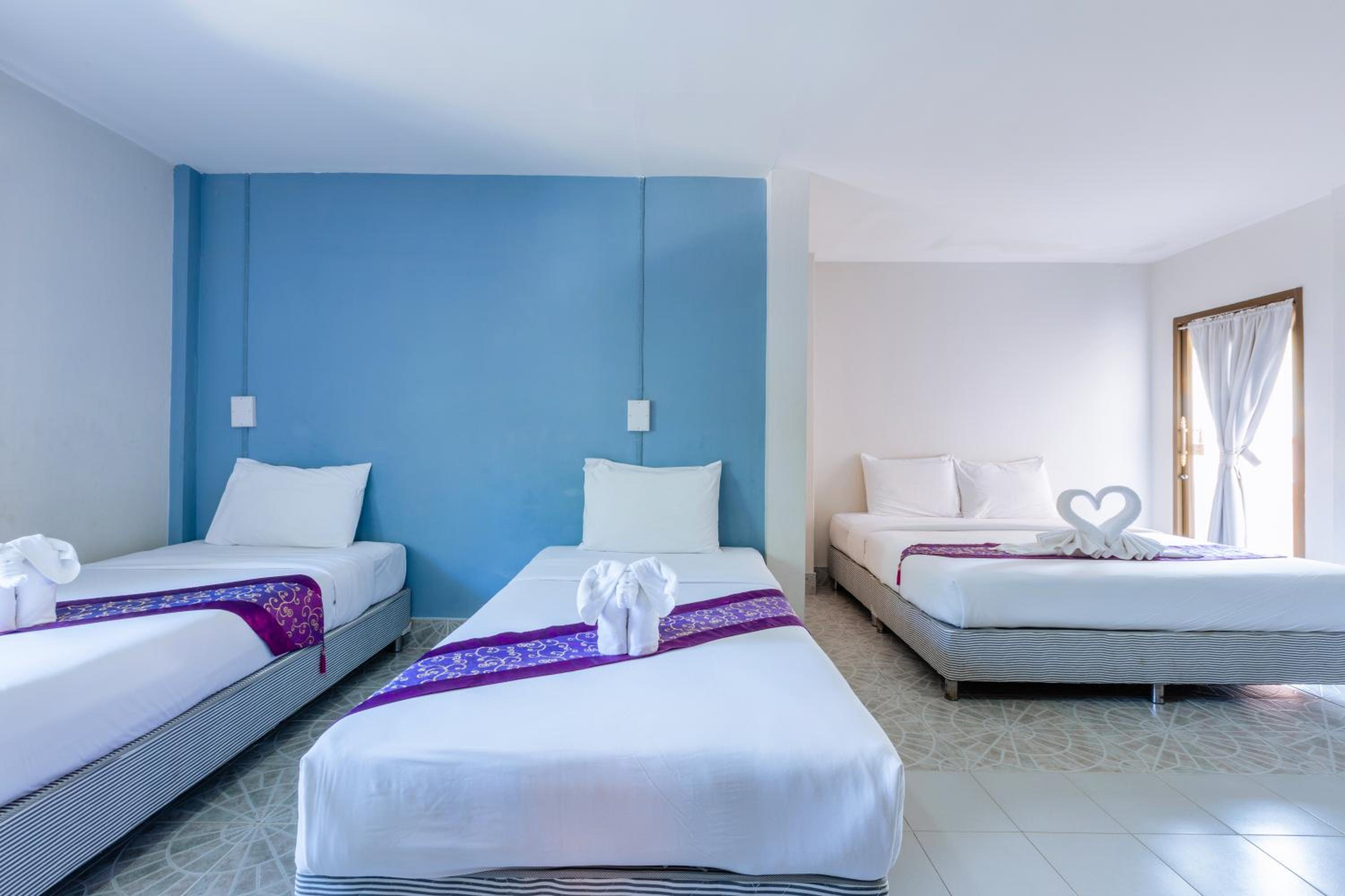 Quadruple Room with Balcony - Photo 4