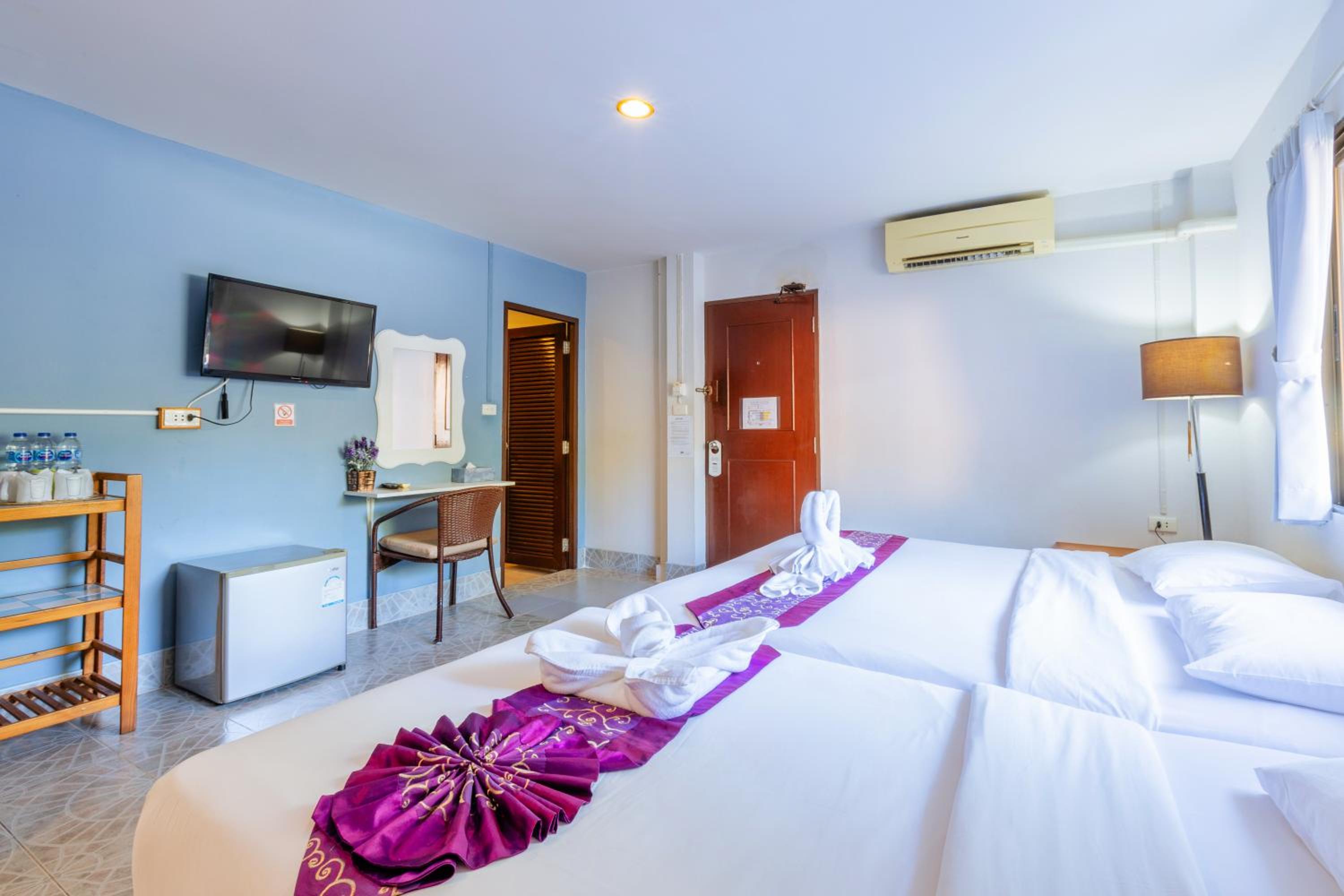 Quadruple Room with Balcony - Photo 3