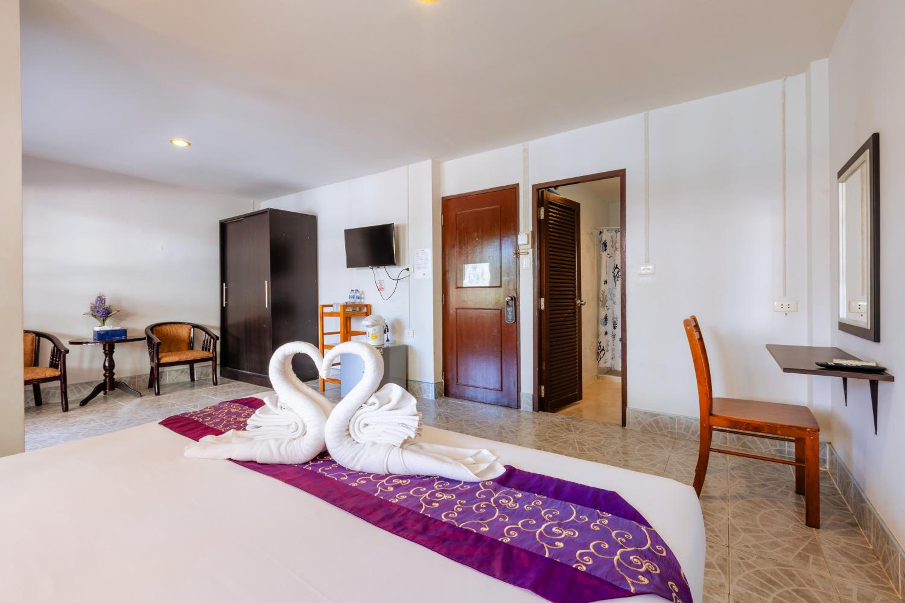 Deluxe Double Room with Balcony - Photo 6
