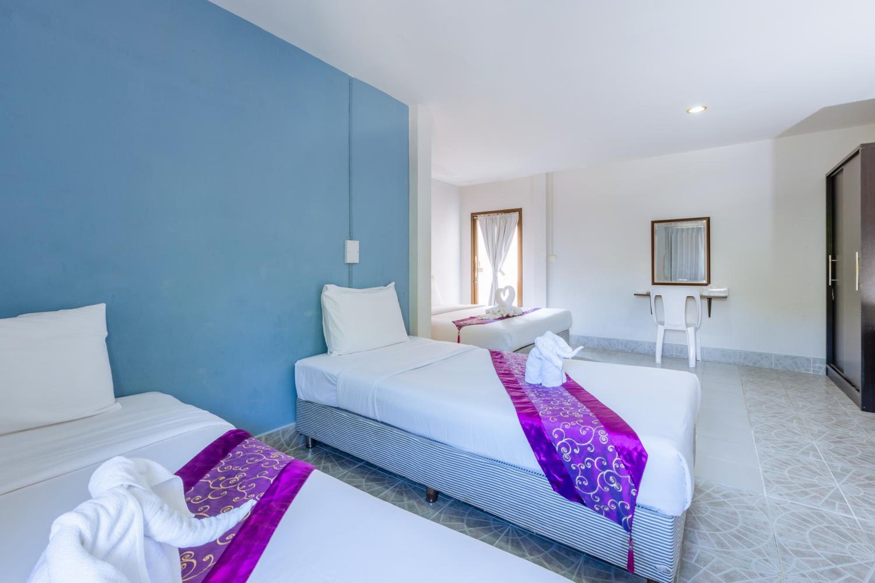 Quadruple Room with Balcony - Photo 2
