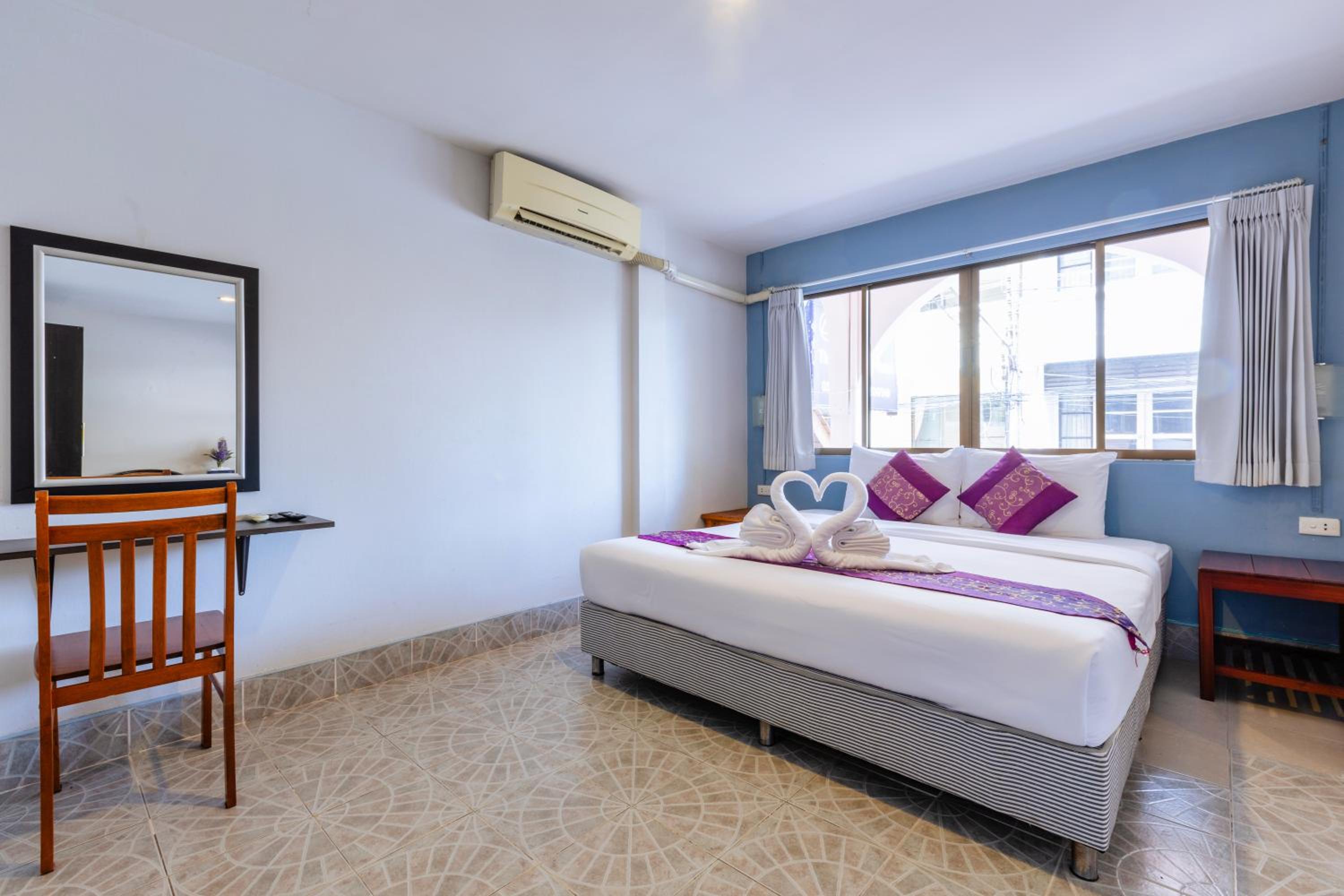 Deluxe Double Room with Balcony - Photo 7