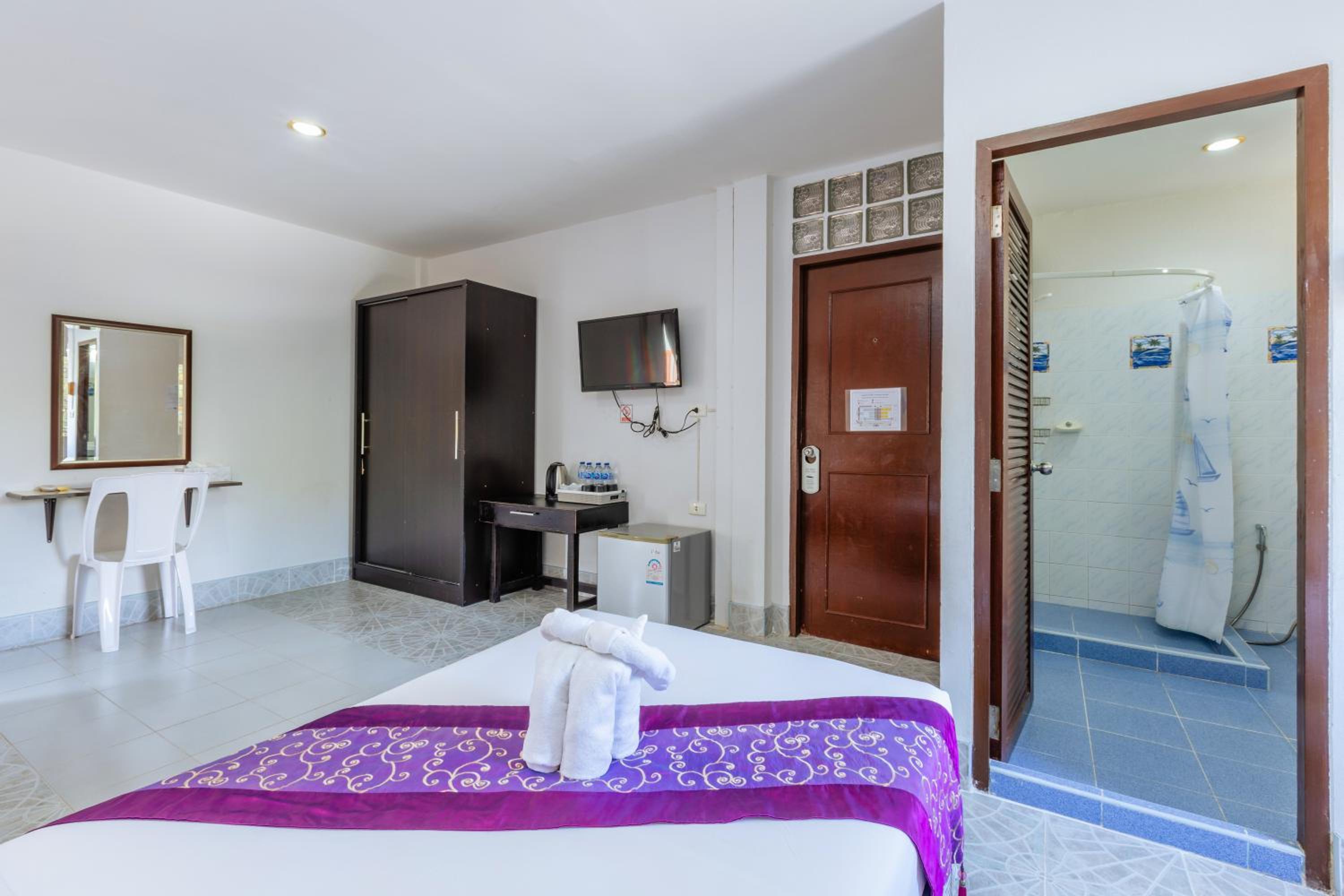Quadruple Room with Balcony - Photo 6