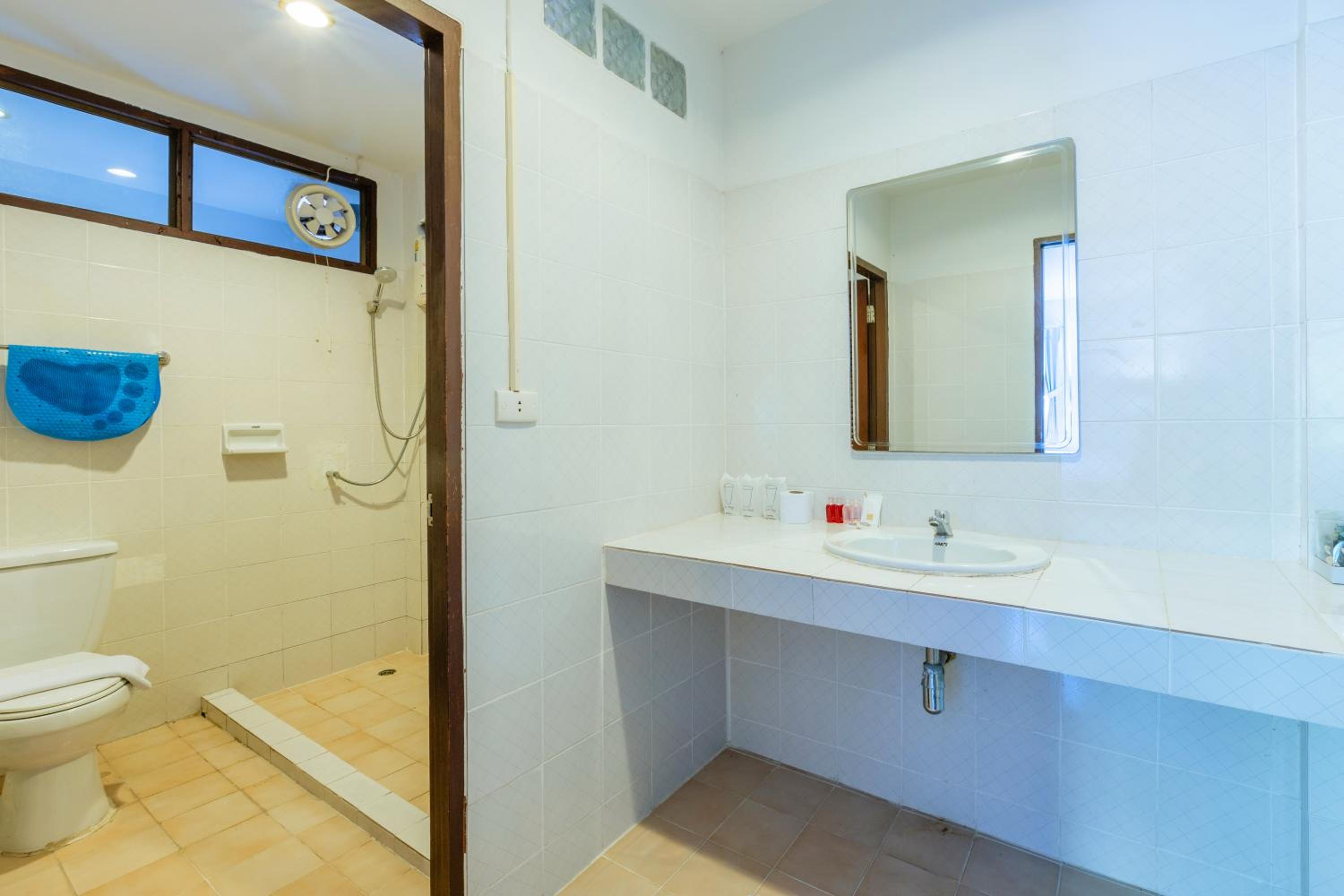 Quadruple Room with Balcony - Photo 7