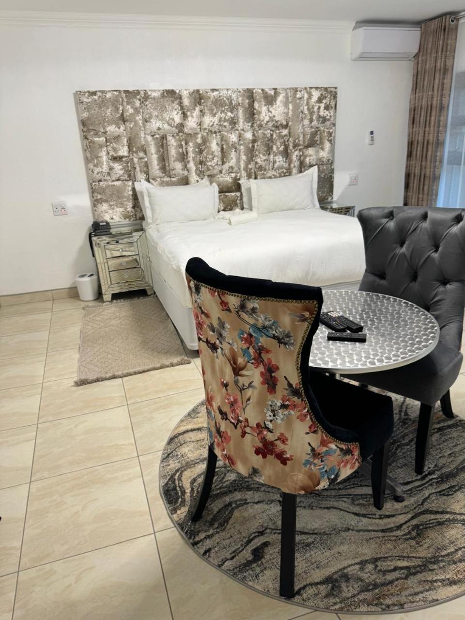 Deluxe King Suite
