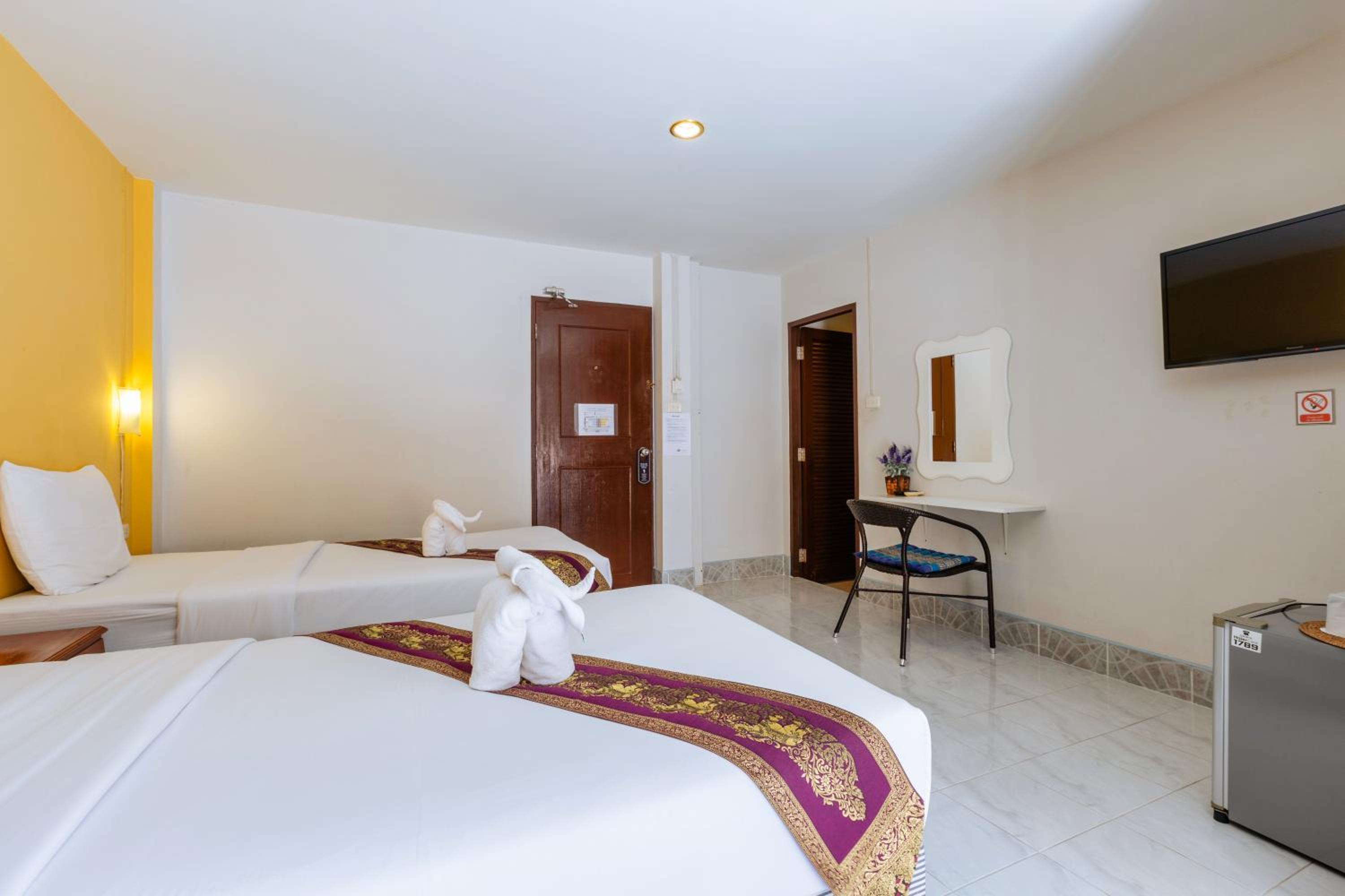Deluxe Twin Room with Balcony photo 2