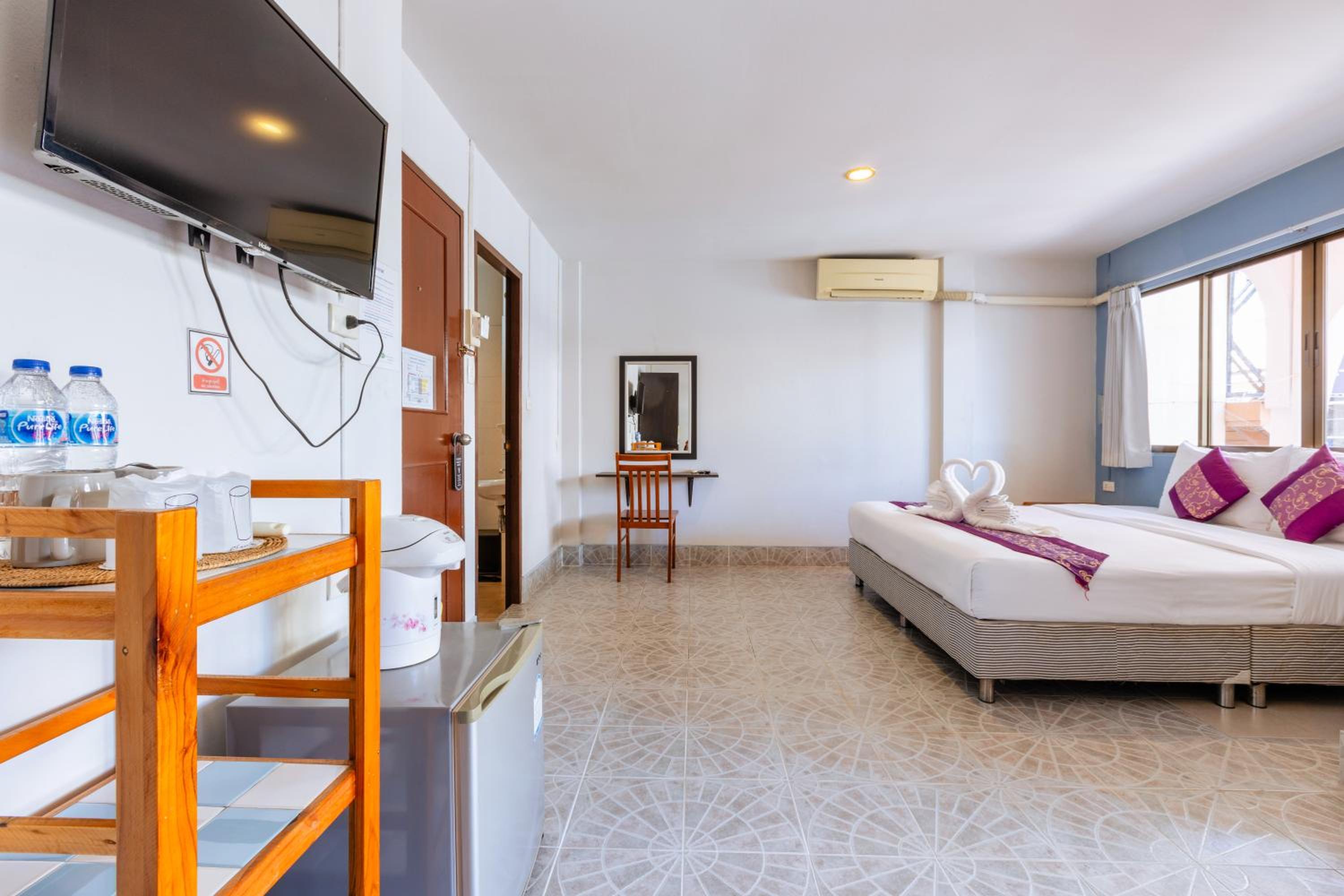 Deluxe Double Room with Balcony - Photo 5