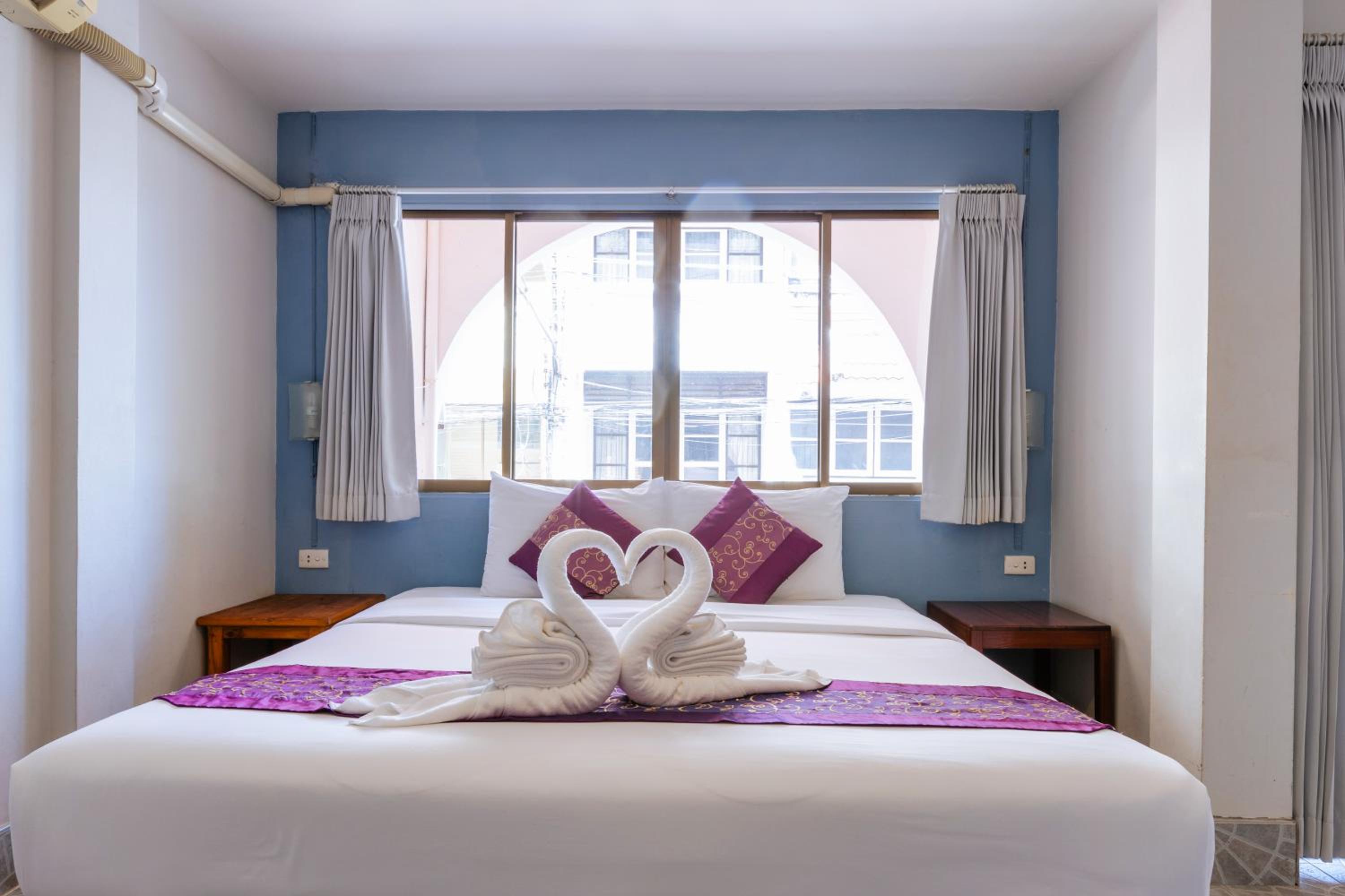 Deluxe Double Room with Balcony - Photo 8