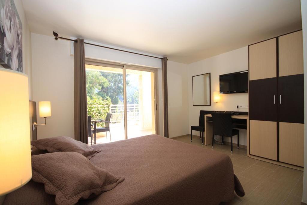 Studio (2 Adults)