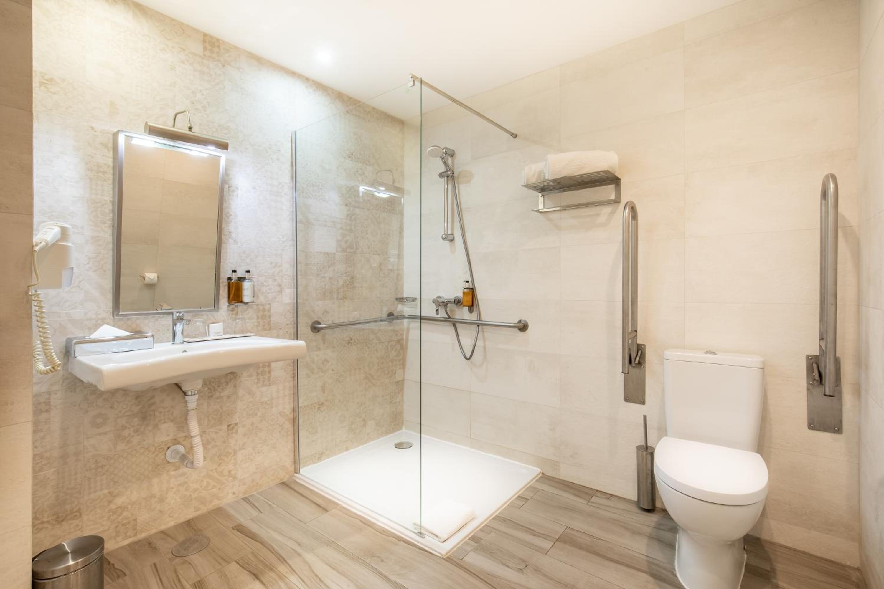 Twin Room - Disability Access and no balcony - Photo 6