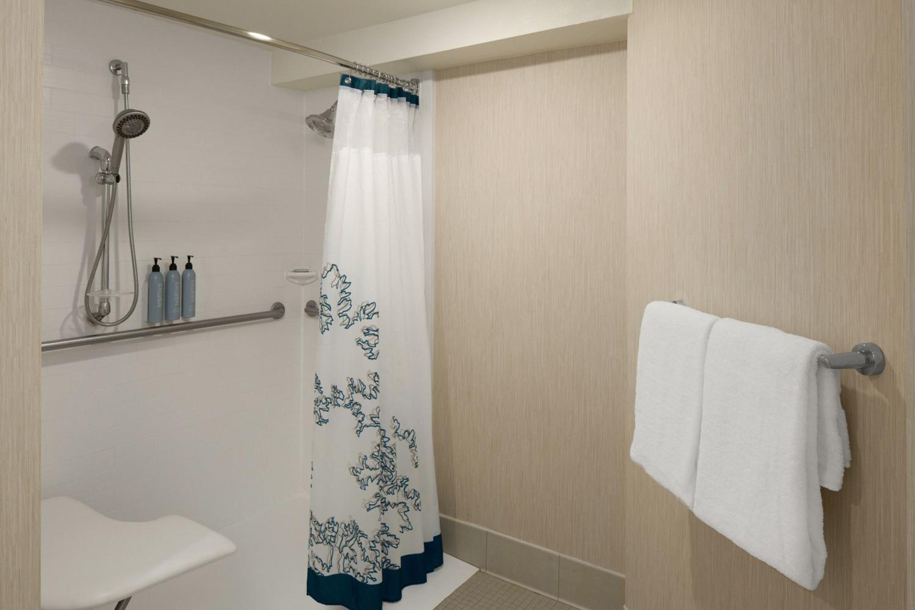 One-Bedroom King Suite with Sofa Bed, Balcony and Adapted Tub - Mobility and Hearing Accessible - Photo 3