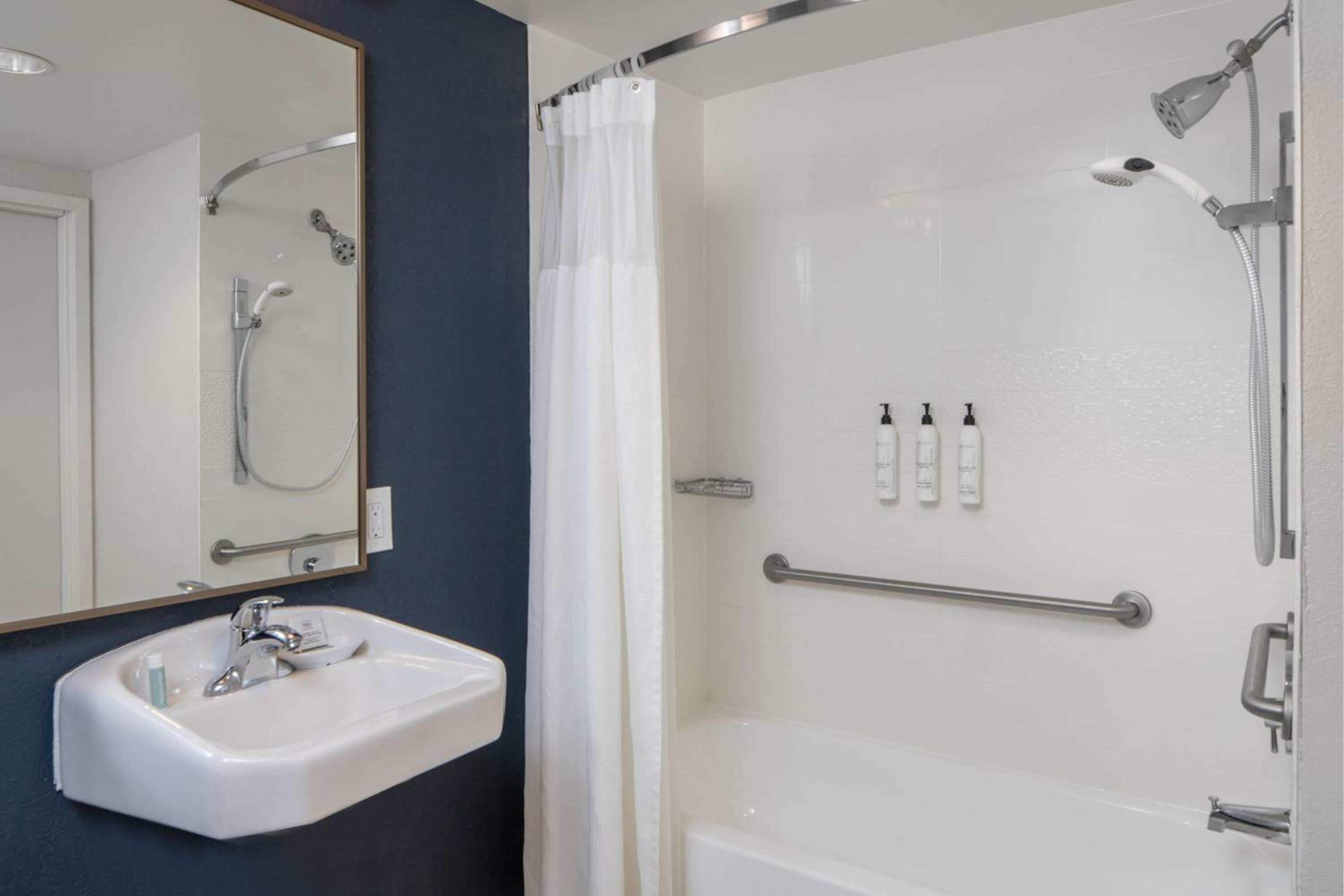 King Room with Adapted Tub - Mobility Accessible - Photo 3
