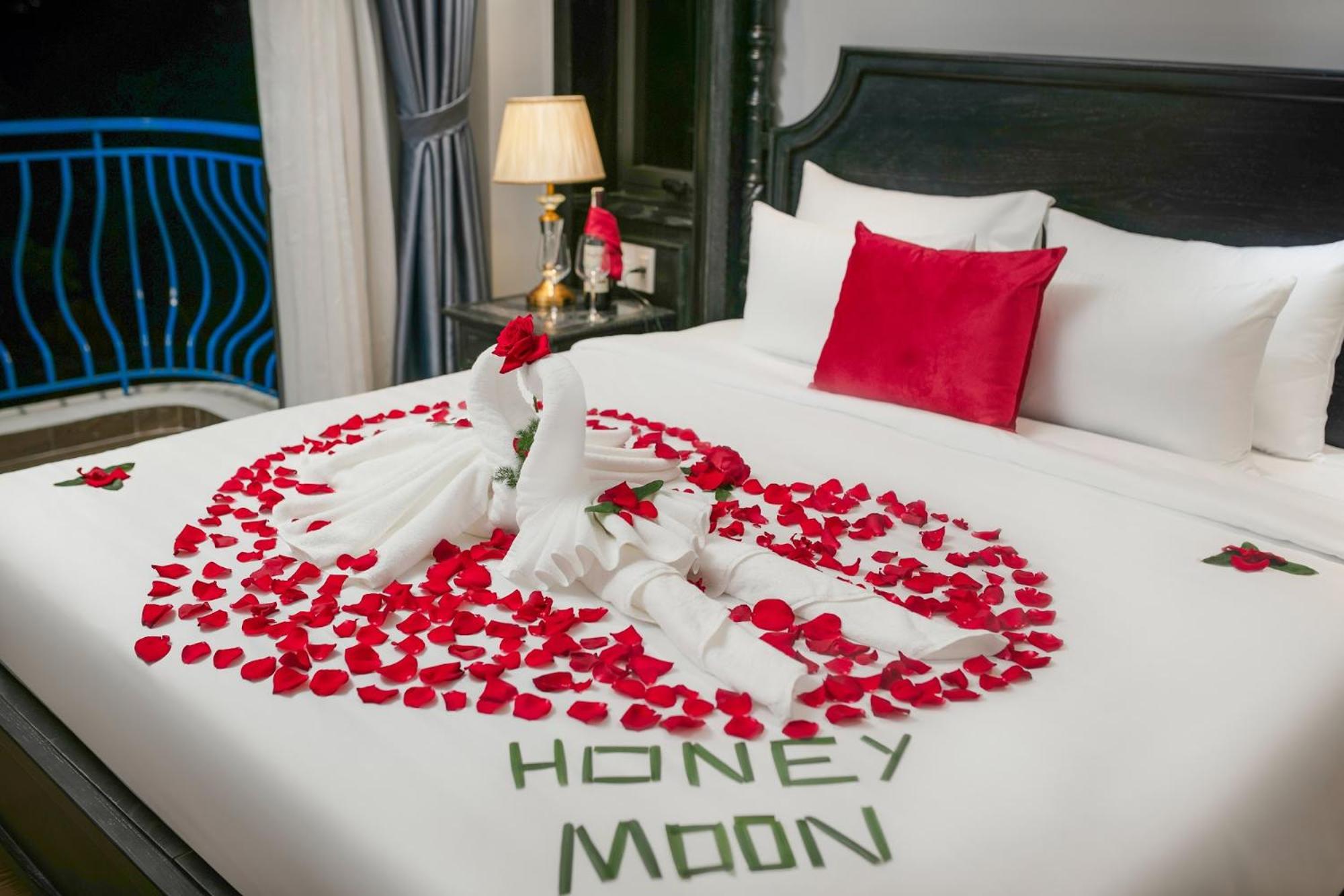 King Room with Balcony - Photo 4