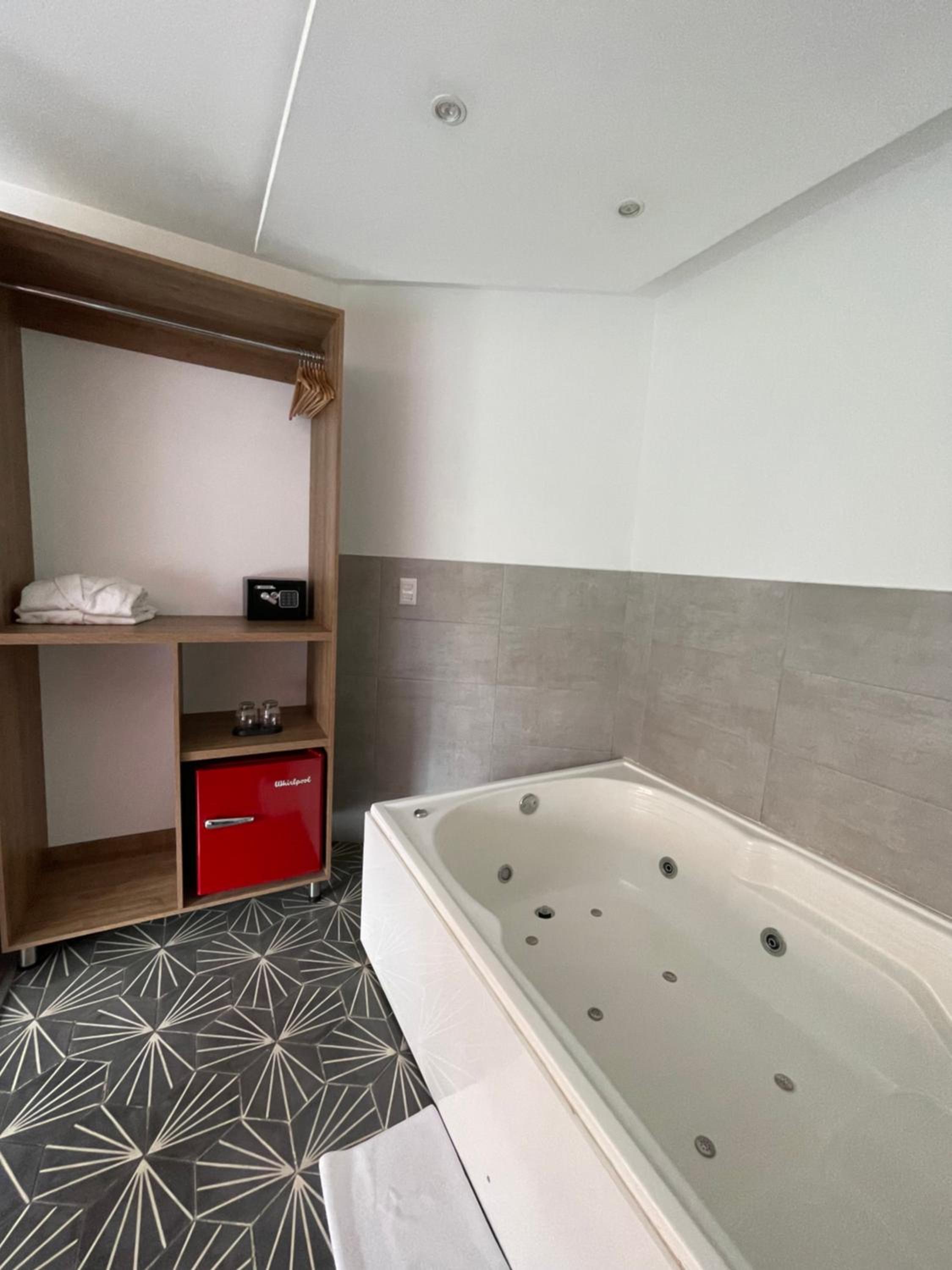 Deluxe Suite with Spa Bath photo 2