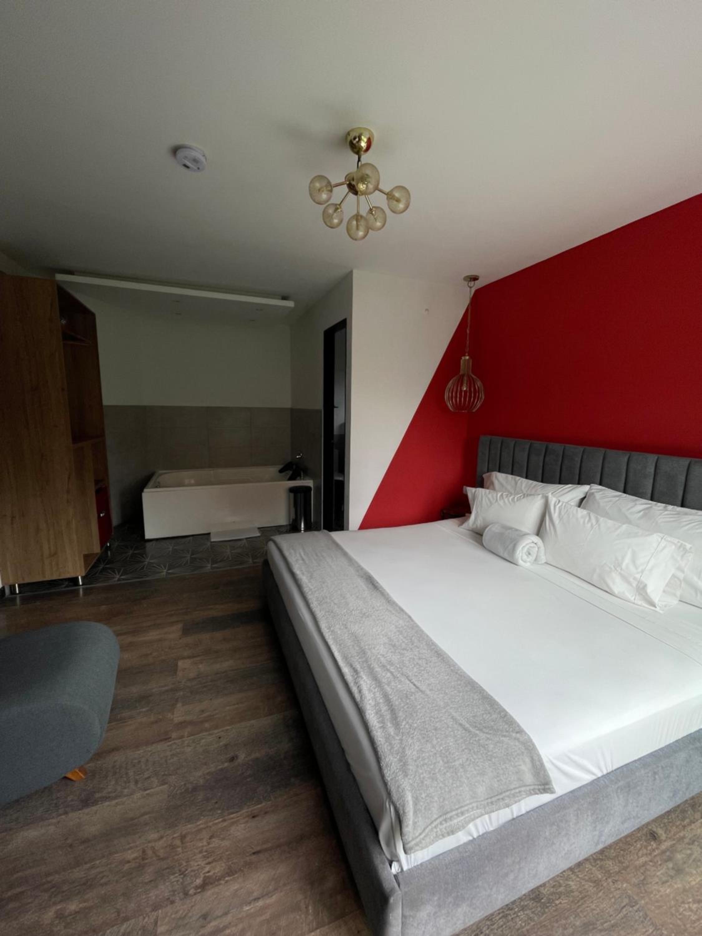 Deluxe Suite with Spa Bath photo 2