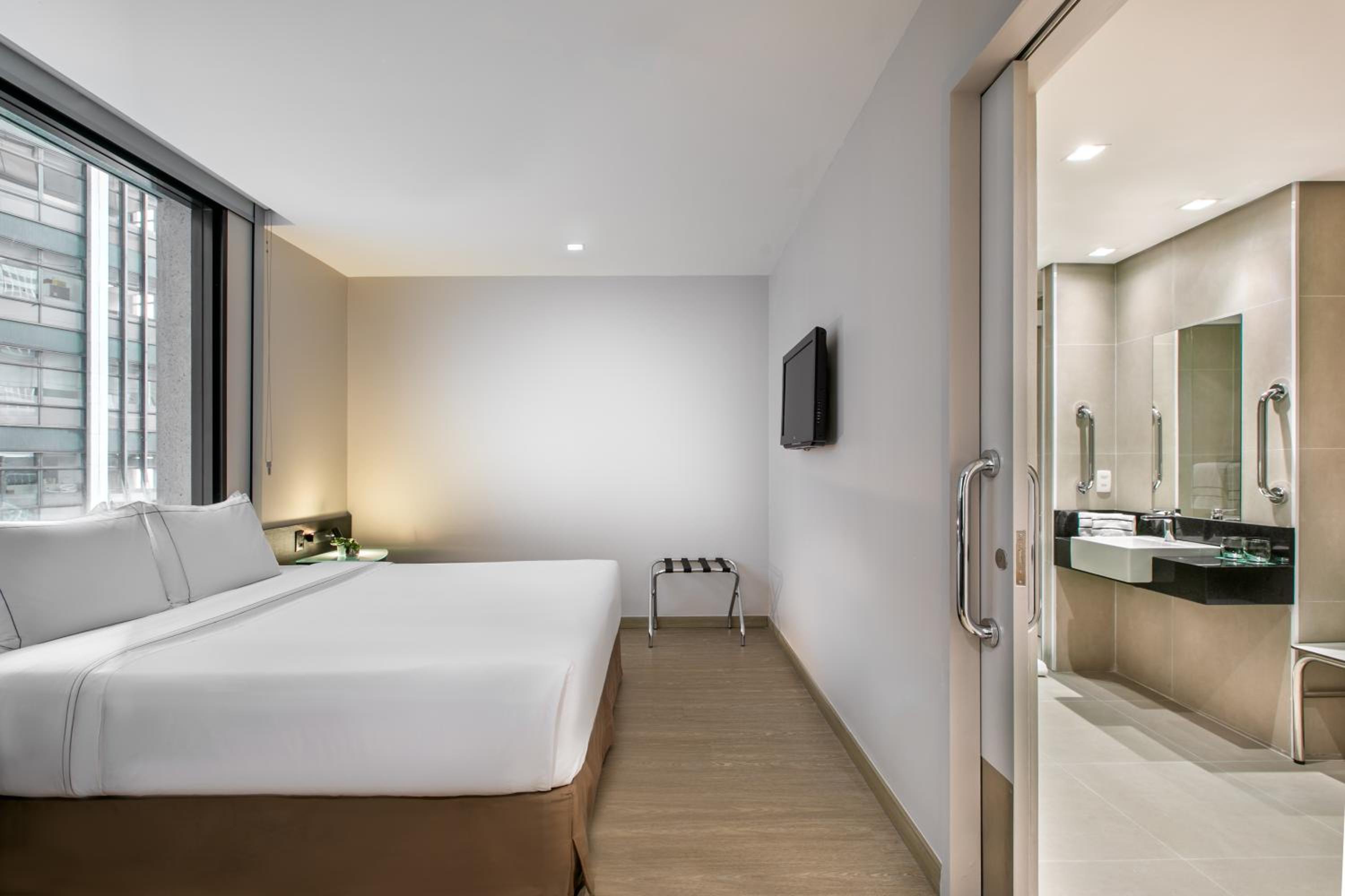 Accessible Deluxe Room Queen-Size Bed thumbnail 5